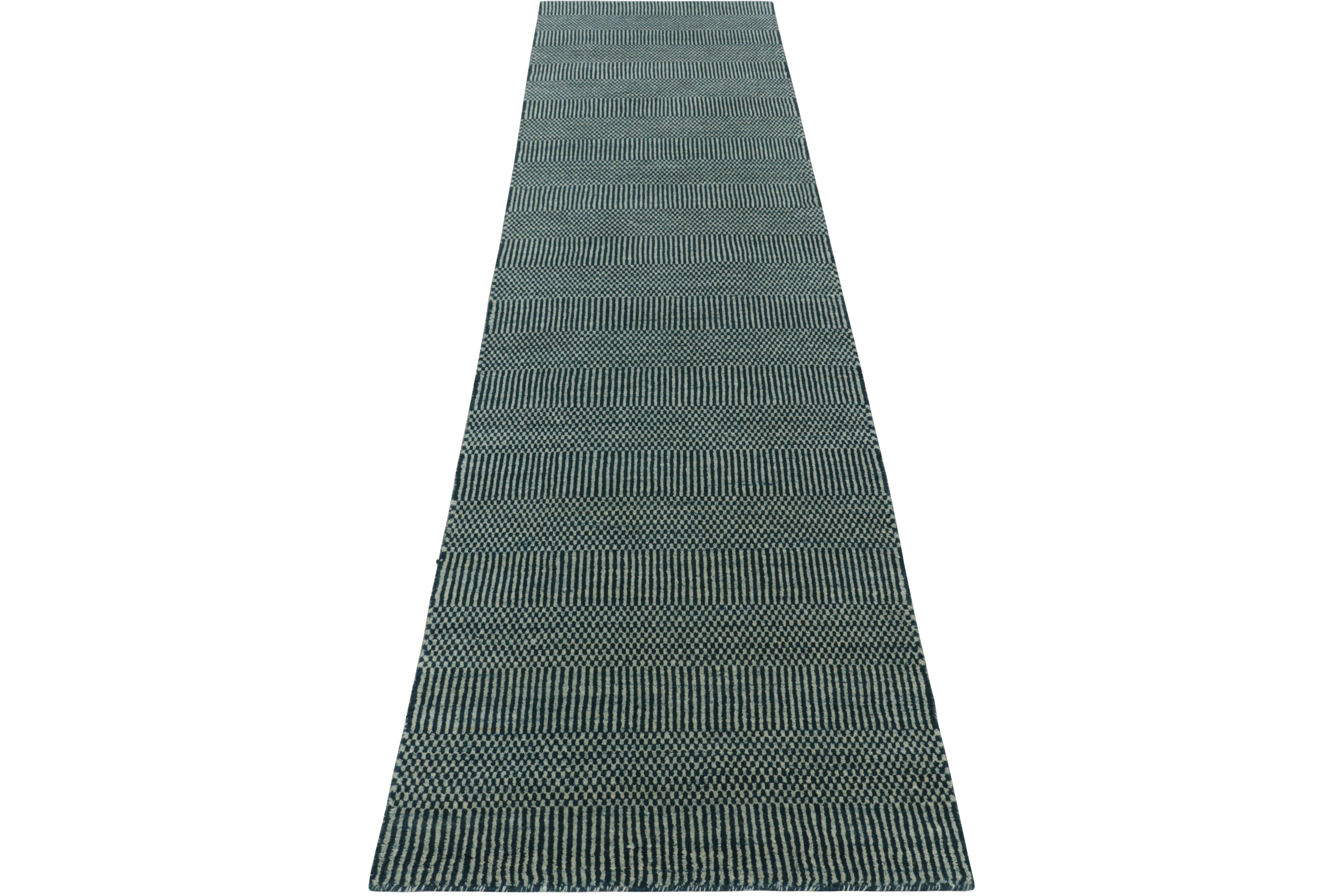 Indiano Runner moderno di Rug & Kilim in blu e crema con strisce e motivi geometrici in vendita