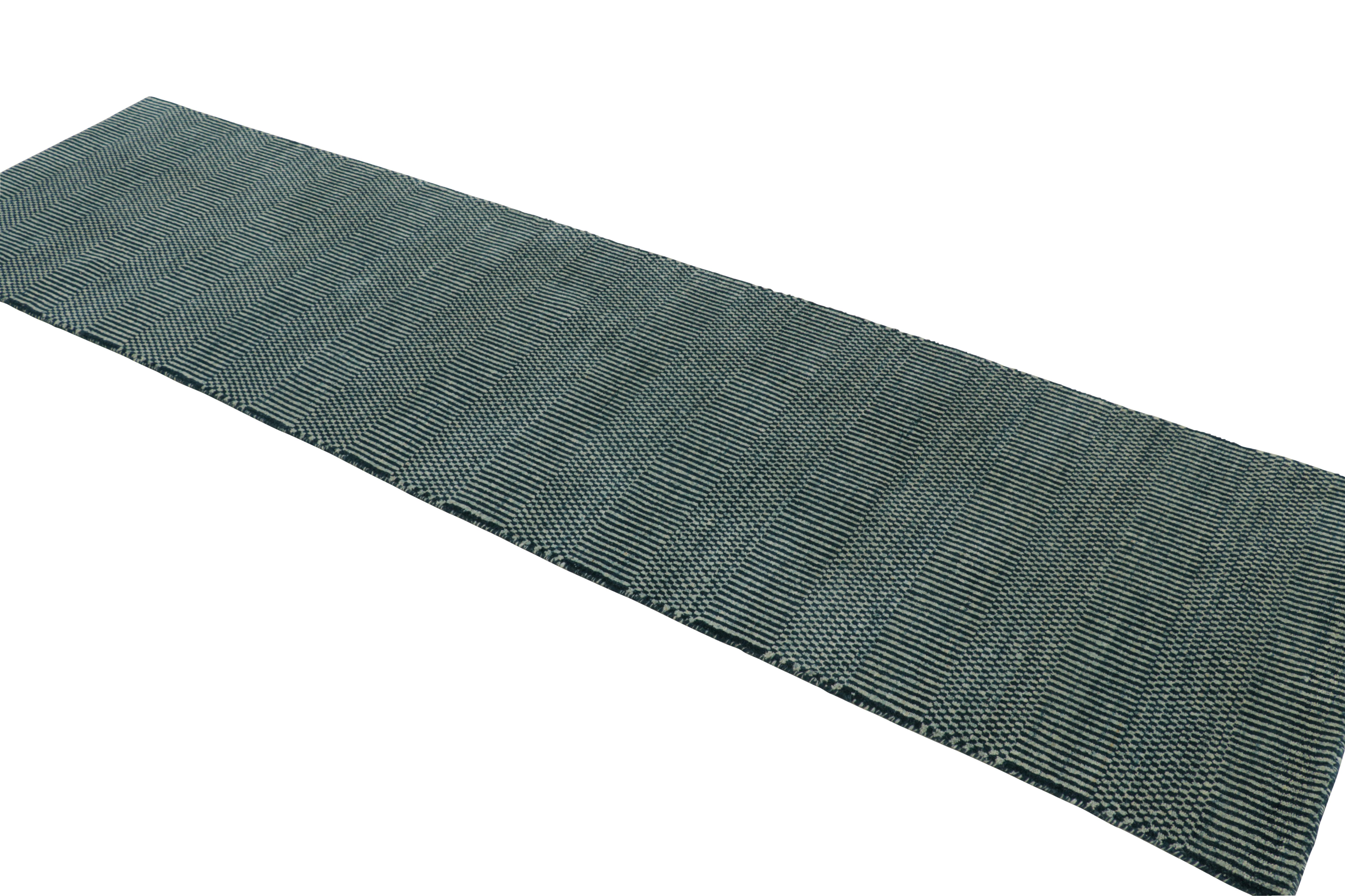 Annodato a mano Runner moderno di Rug & Kilim in blu e crema con strisce e motivi geometrici in vendita