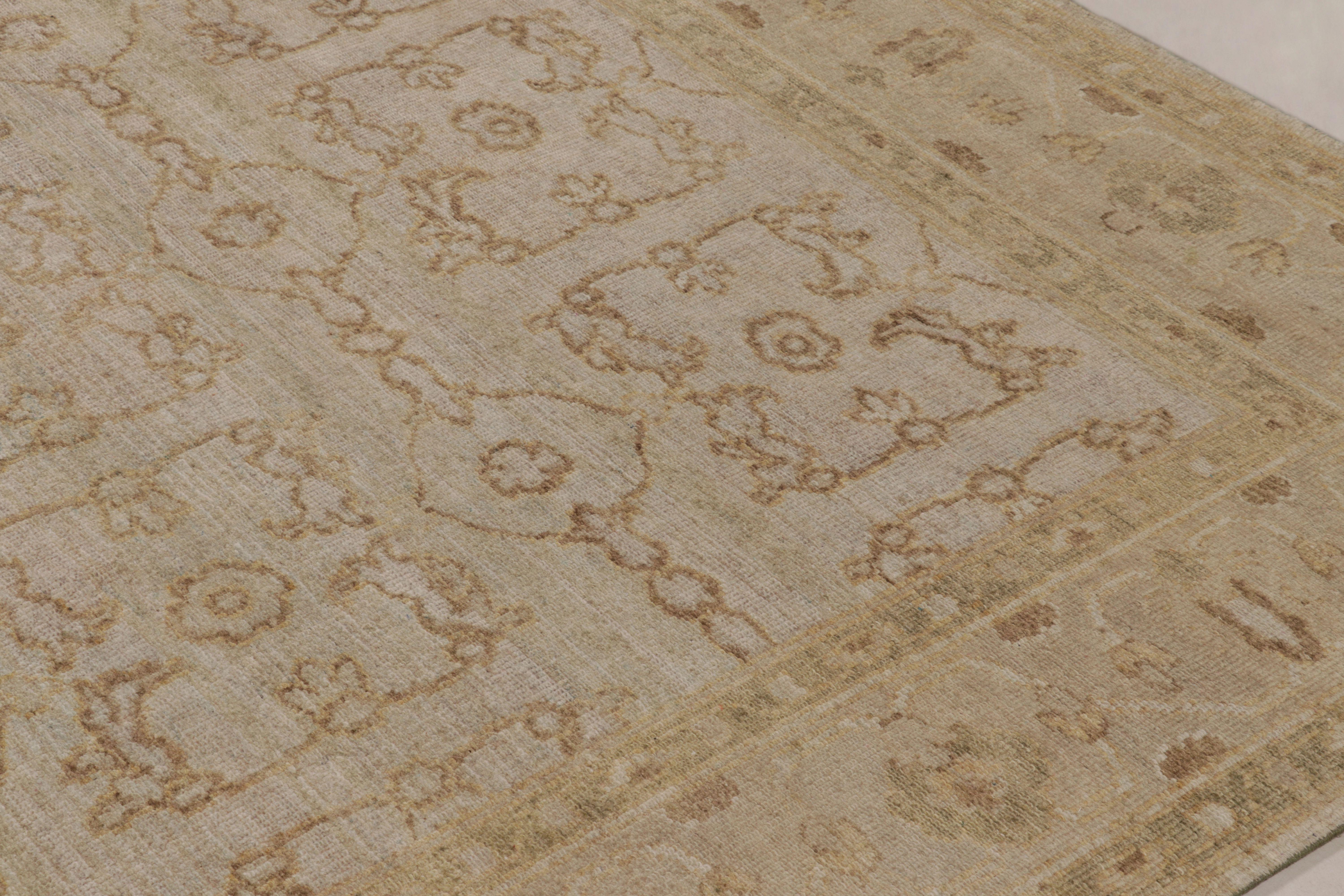 Dieser monumentale, extralange 9x23 große Läufer aus der Modern Collection'S von Rug & Kilim ist aus luxuriöser Seide handgeknüpft und eine ruhige Studie in tonaler Eleganz. Das geräumige Feld zeigt ein traditionelles Allover-Muster in einer