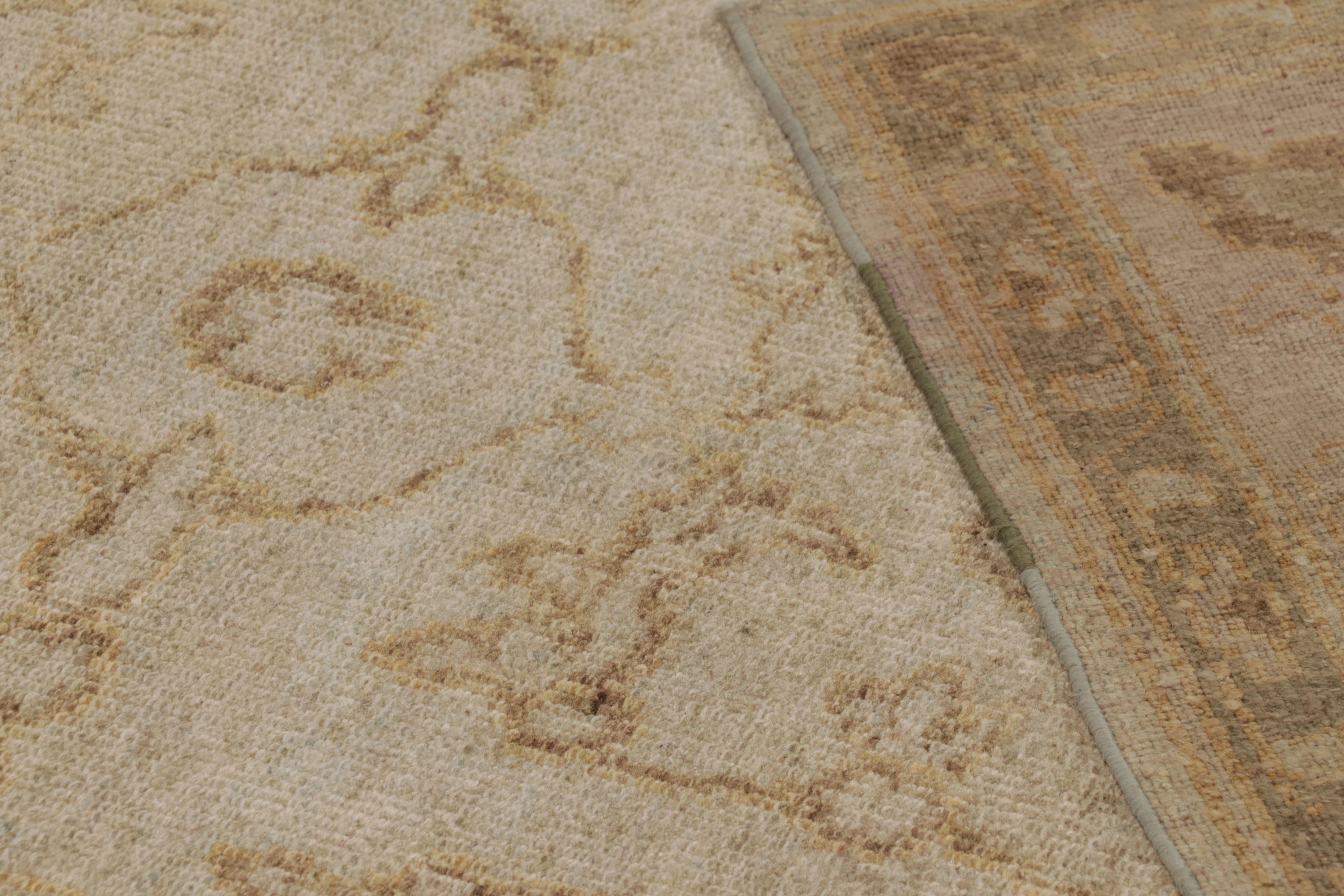 Moderner Läufer von Rug & Kilim mit traditionellem, zweifarbigem Blumenmuster (Seide) im Angebot