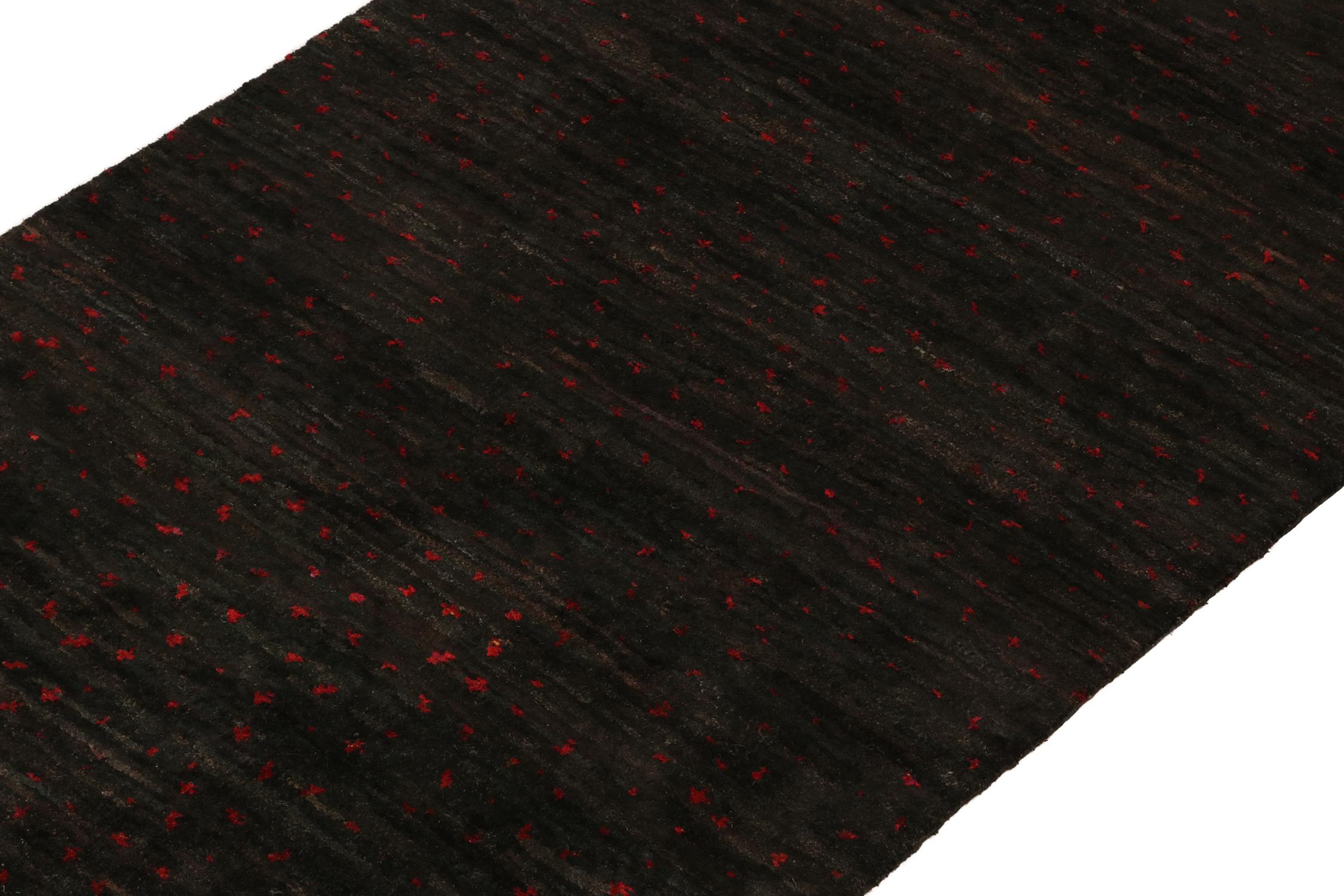 Indien Rug & Kilim's Modern Runners in Black with Red Dots pattern (tapis de course modernes en noir avec motifs de points rouges) en vente