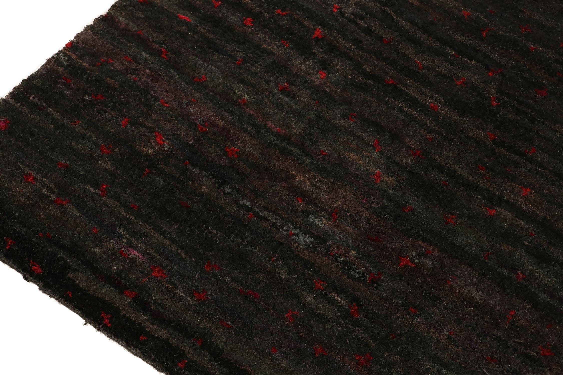 Noué à la main Rug & Kilim's Modern Runners in Black with Red Dots Pattern (Tapis de course modernes en noir avec motifs de points rouges) en vente