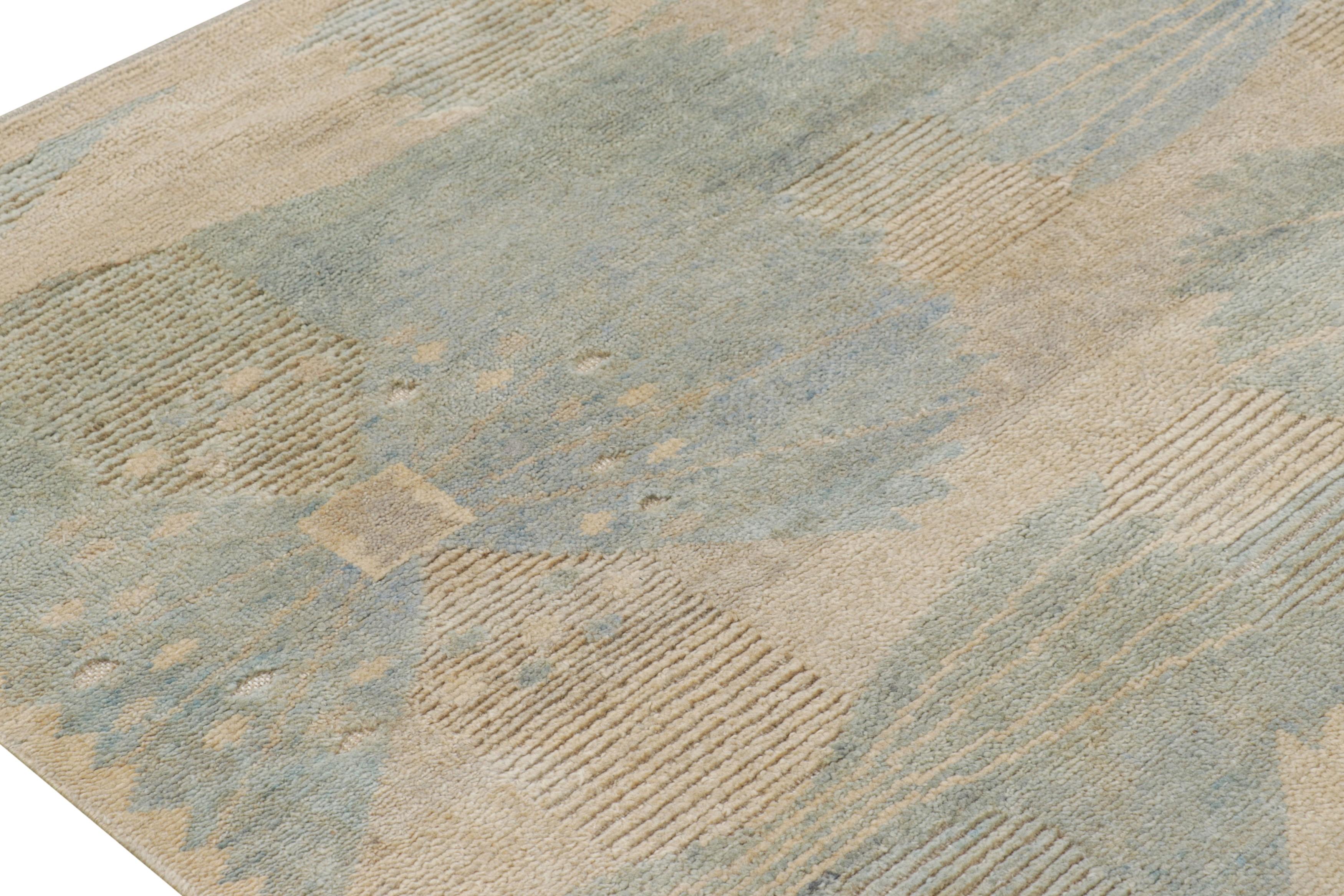 Alfombra moderna de estilo escandinavo en crema y azul con dibujos de Rug & Kilim Moderno en venta