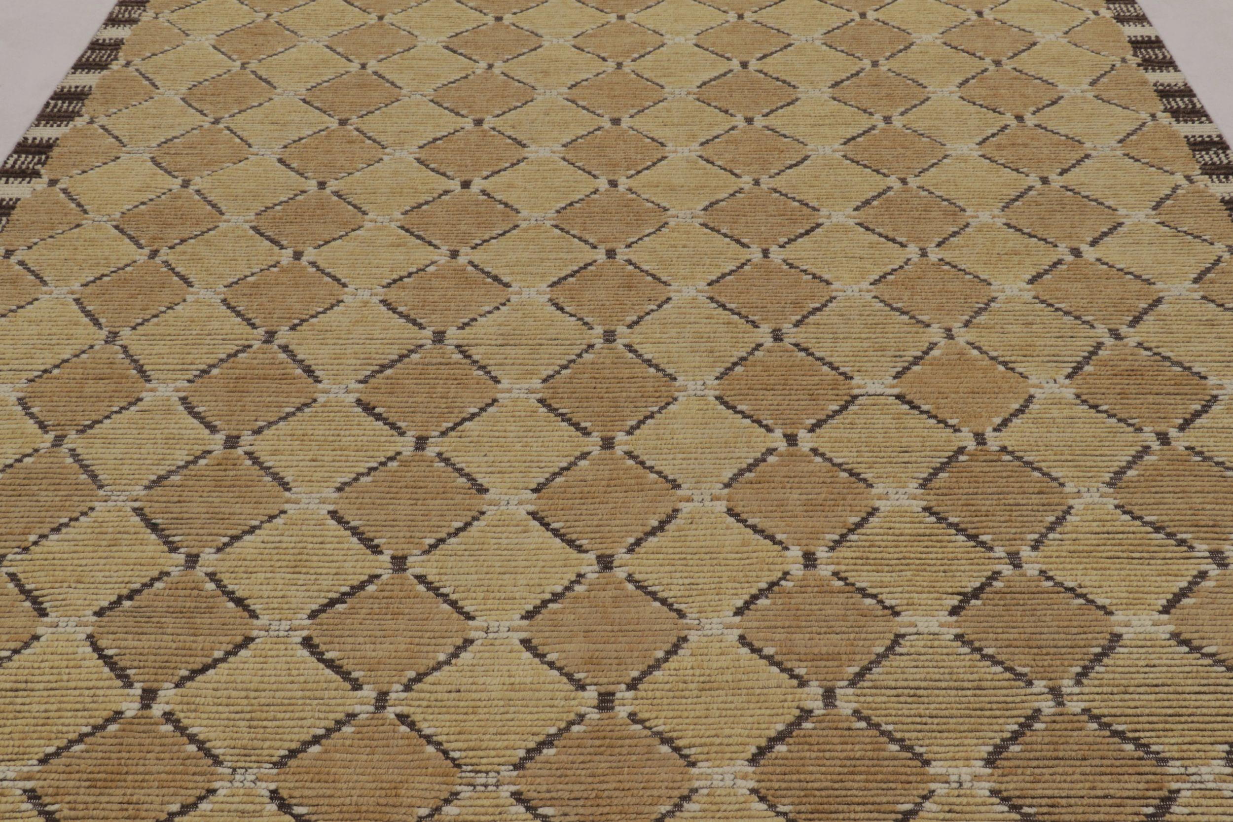 Rug & Kilim's Modern Scandinavian Style Teppich mit beige-braunen geometrischen Mustern (Skandinavische Moderne) im Angebot