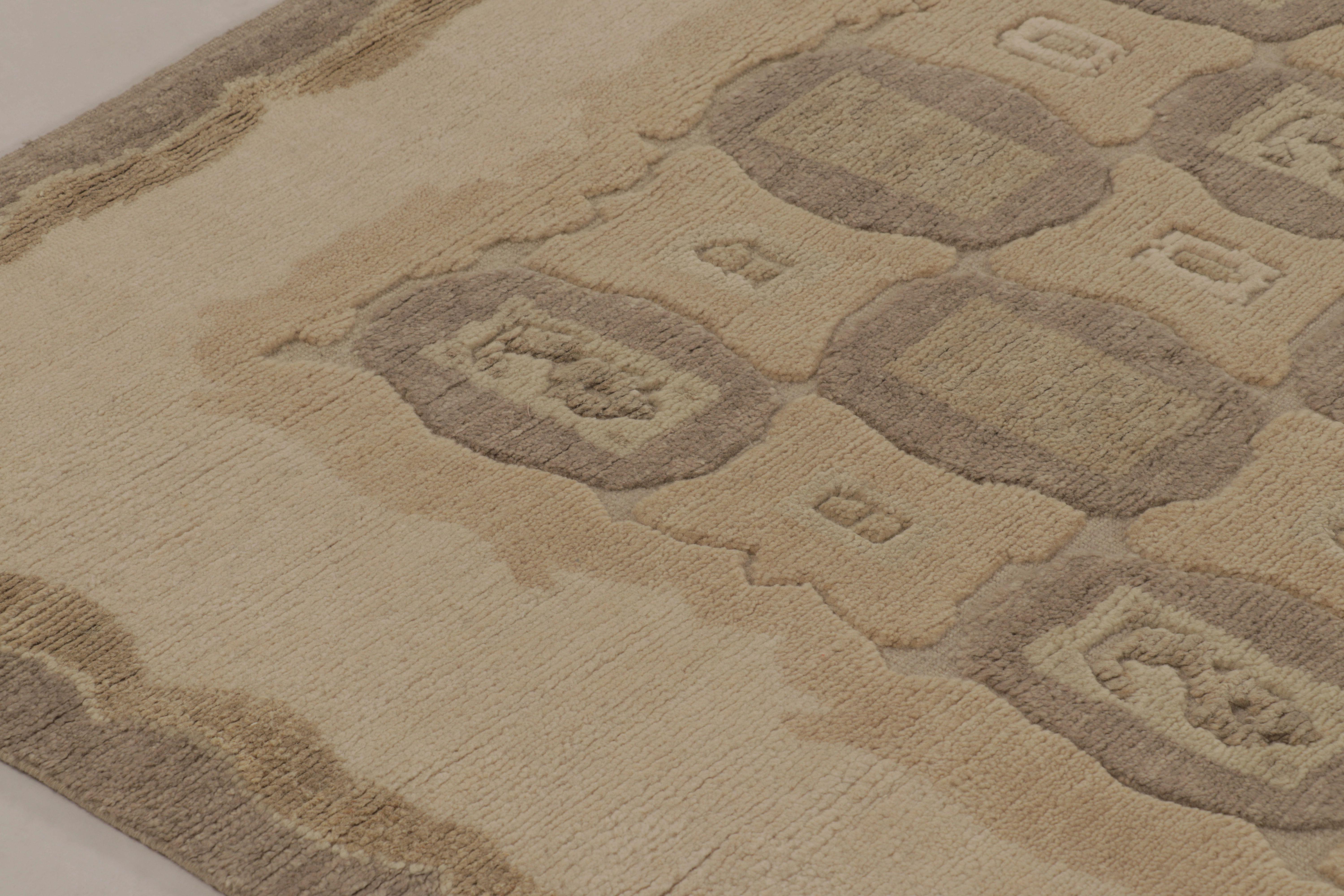 Rug & Kilim's Modern Scandinavian Style Teppich mit beige-braunen geometrischen Mustern (Indisch) im Angebot