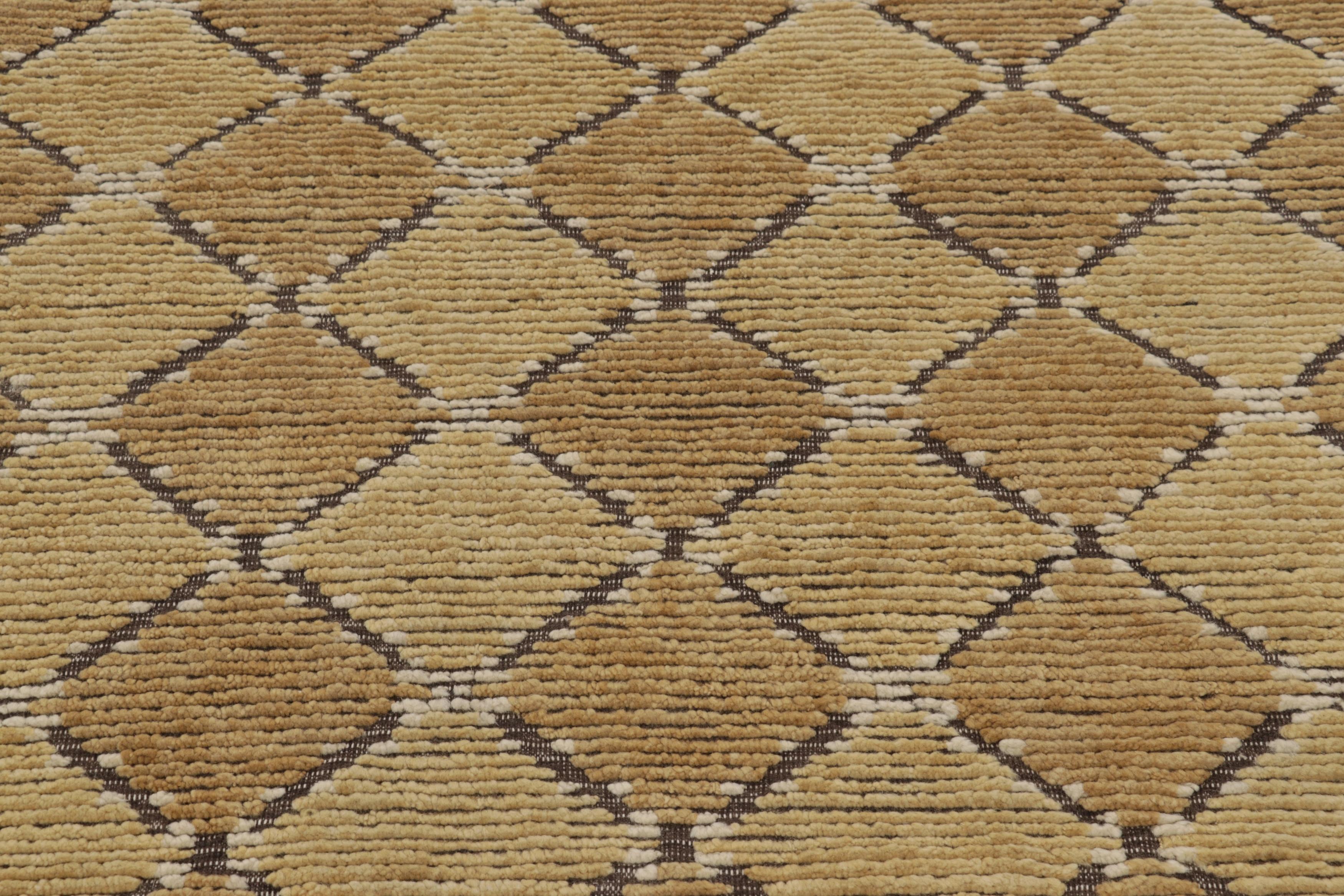 Rug & Kilim's Modern Scandinavian Style Teppich mit beige-braunen geometrischen Mustern (Moderne) im Angebot