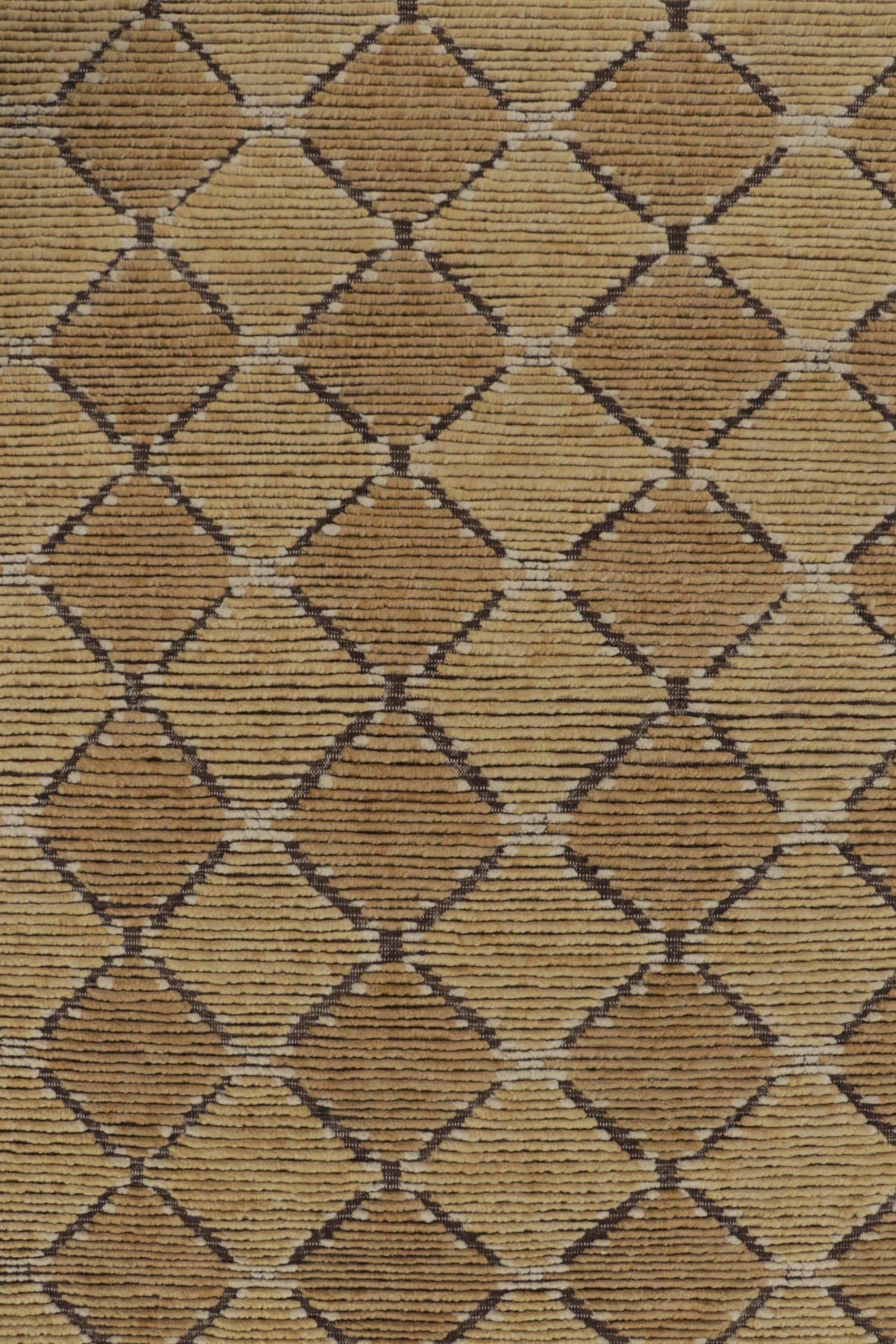 Rug & Kilim's Modern Scandinavian Style Teppich mit beige-braunen geometrischen Mustern (Indisch) im Angebot