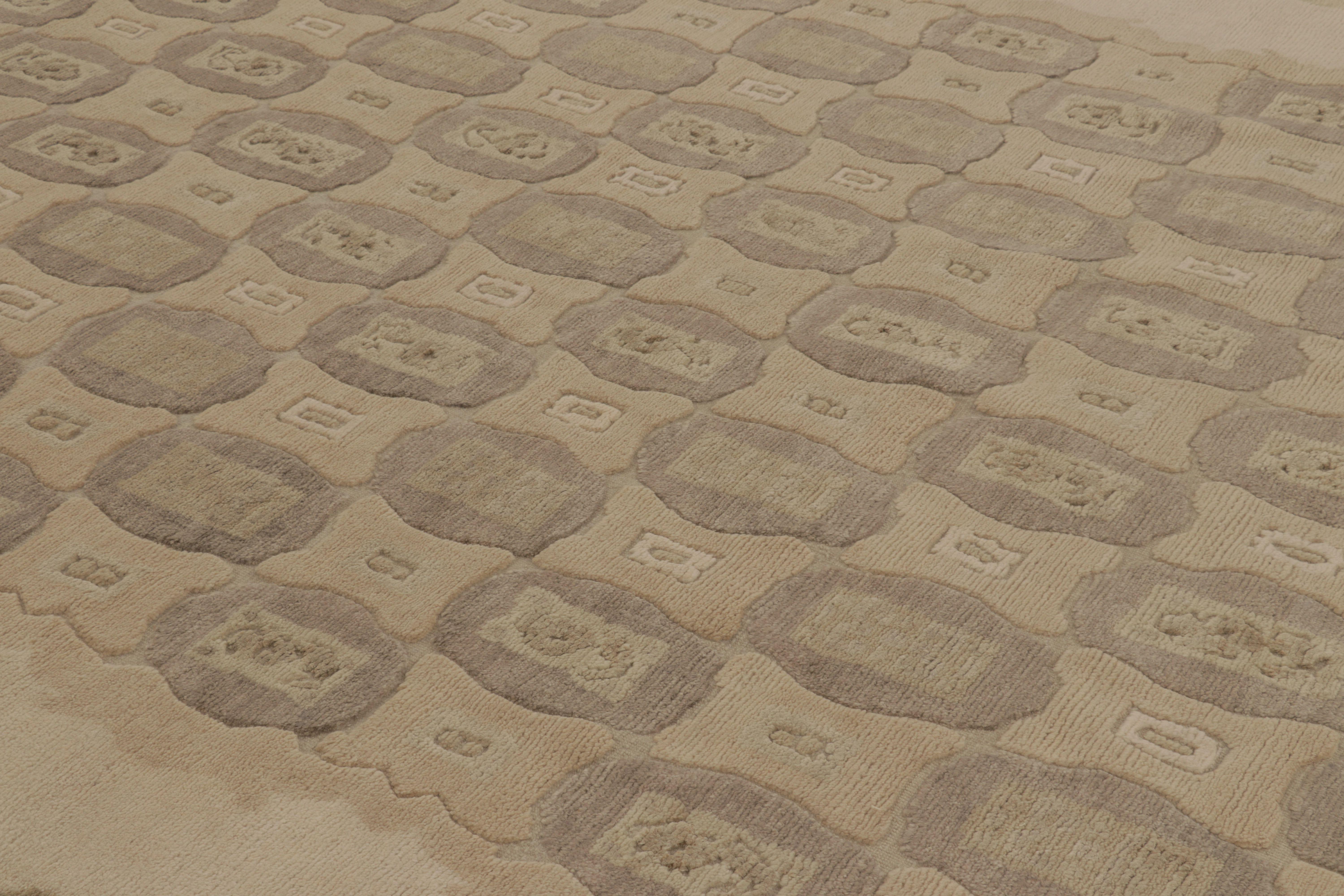 Rug & Kilim's Modern Scandinavian Style Teppich mit beige-braunen geometrischen Mustern (Handgeknüpft) im Angebot