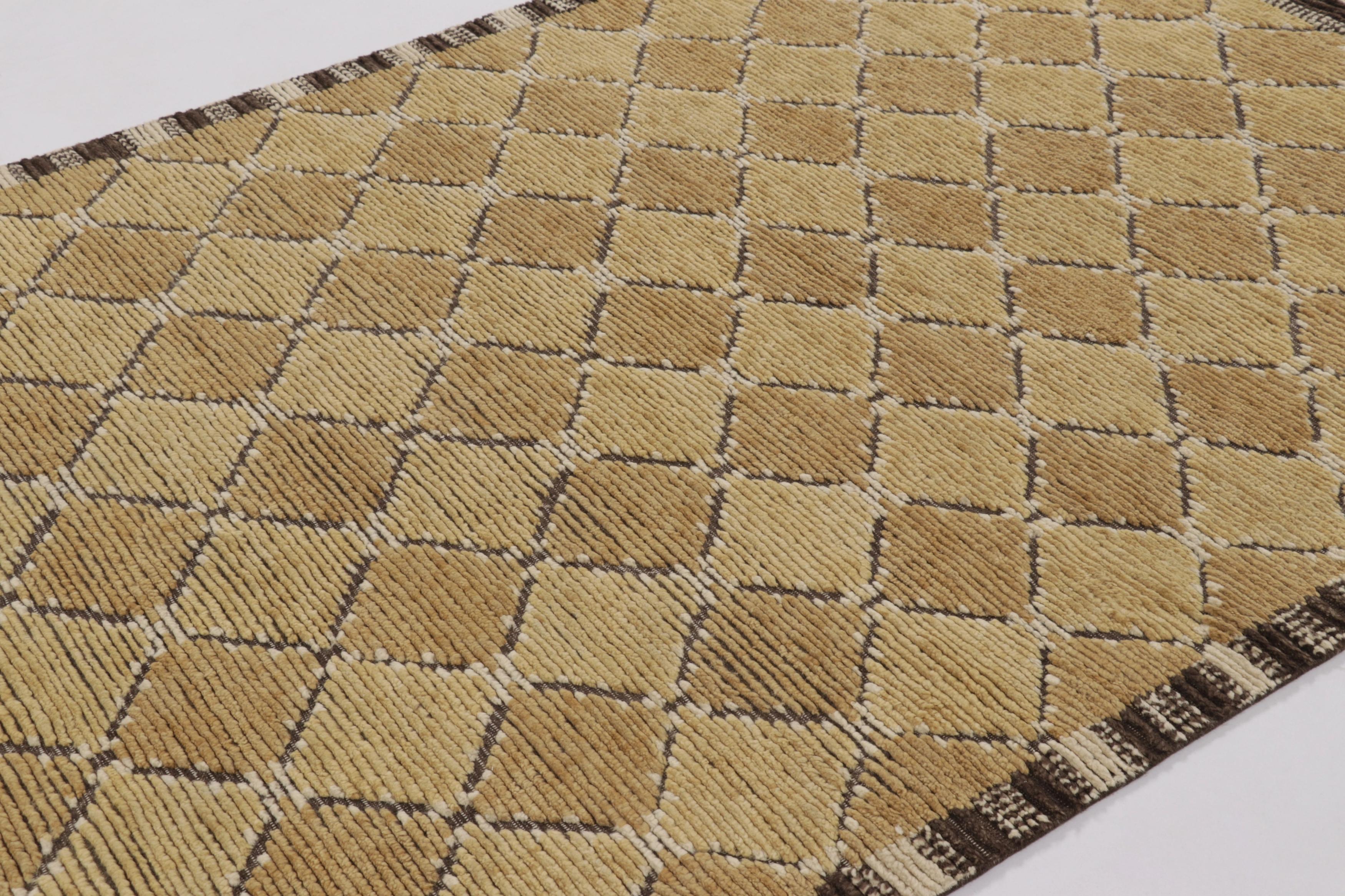 Rug & Kilim's Modern Scandinavian Style Teppich mit beige-braunen geometrischen Mustern (Indisch) im Angebot