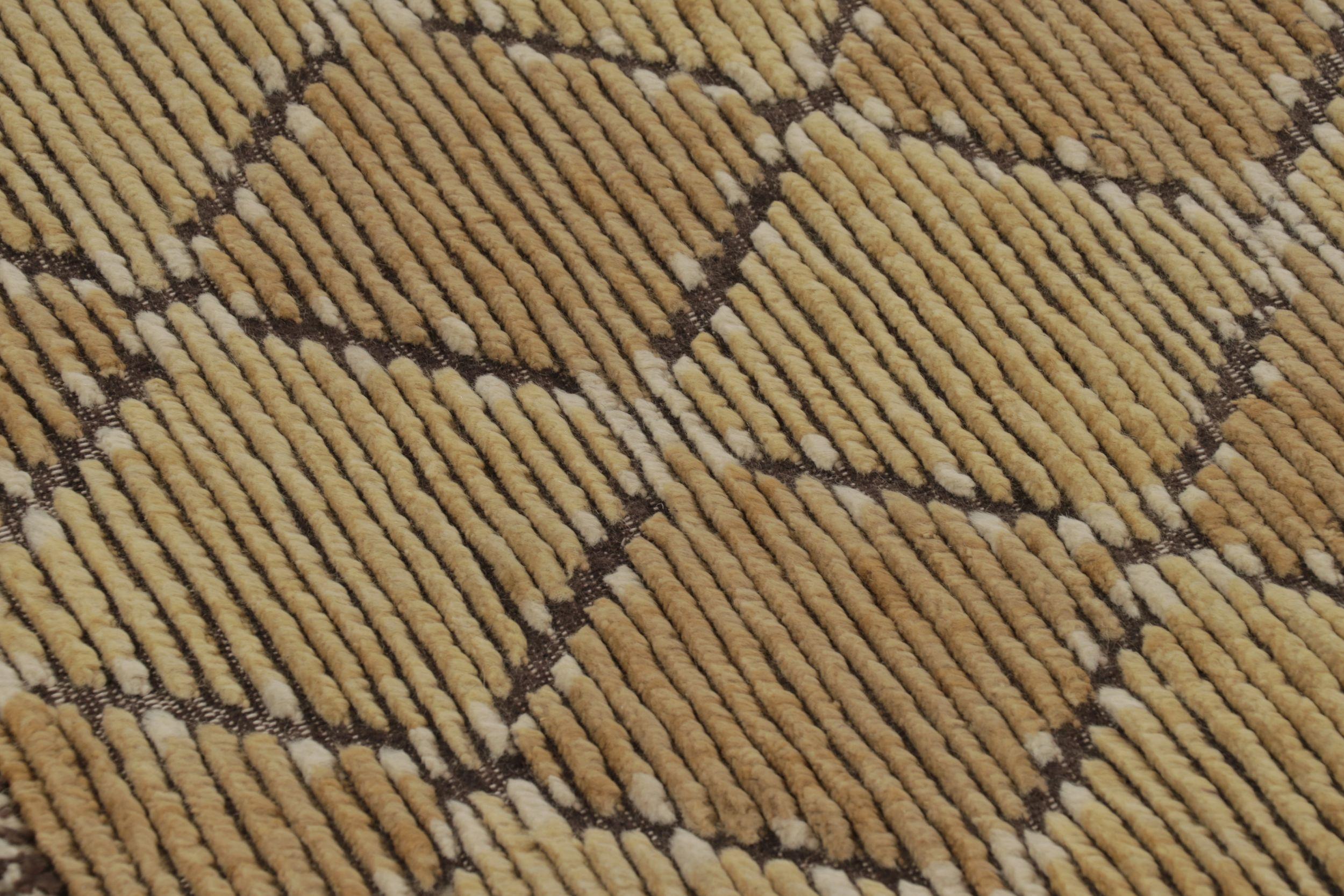 Rug & Kilim's Modern Scandinavian Style Teppich mit beige-braunen geometrischen Mustern (Handgeknüpft) im Angebot