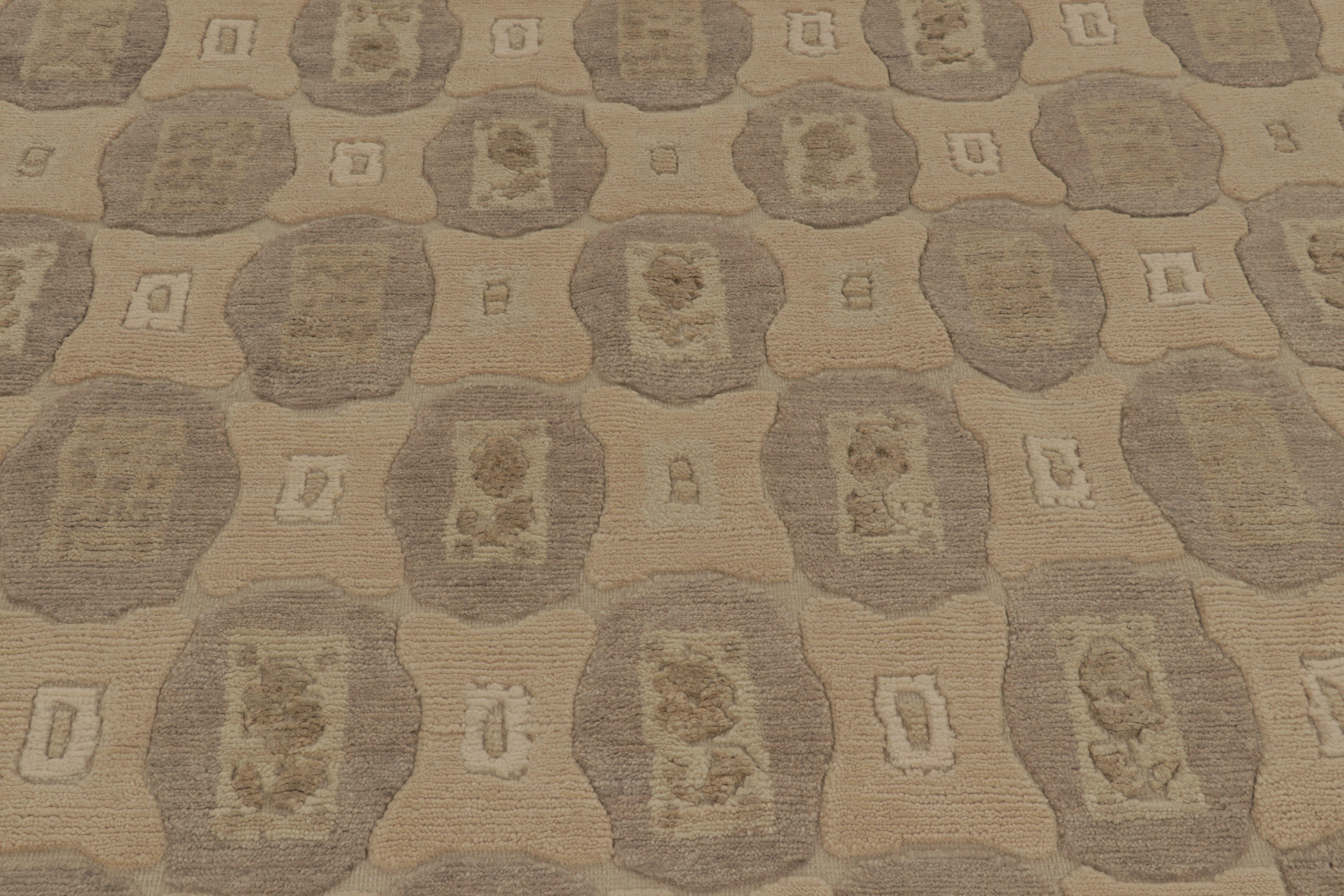 Rug & Kilim's Modern Scandinavian Style Teppich mit beige-braunen geometrischen Mustern im Zustand „Neu“ im Angebot in Long Island City, NY