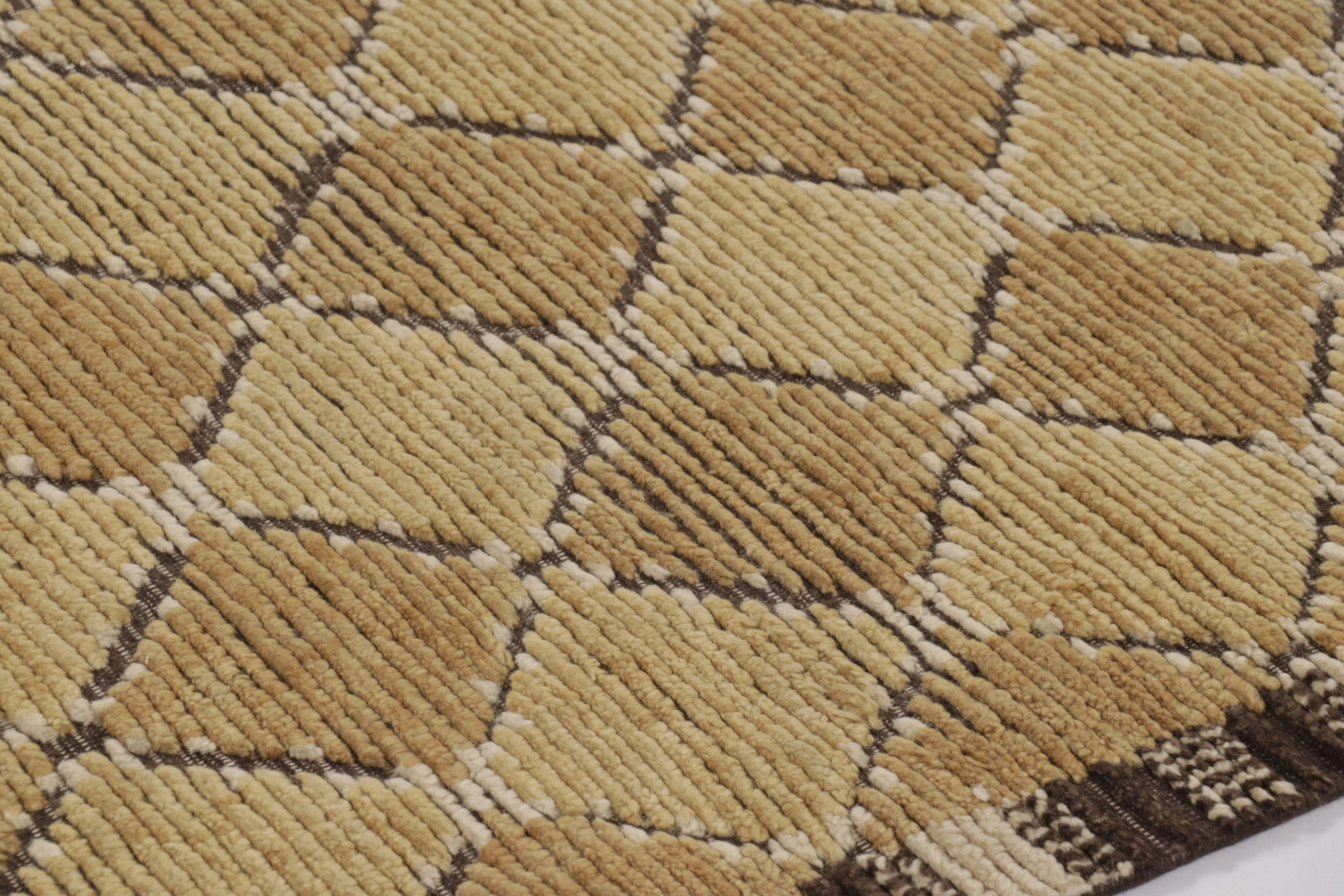 Rug & Kilim's Modern Scandinavian Style Teppich mit beige-braunen geometrischen Mustern (Handgeknüpft) im Angebot