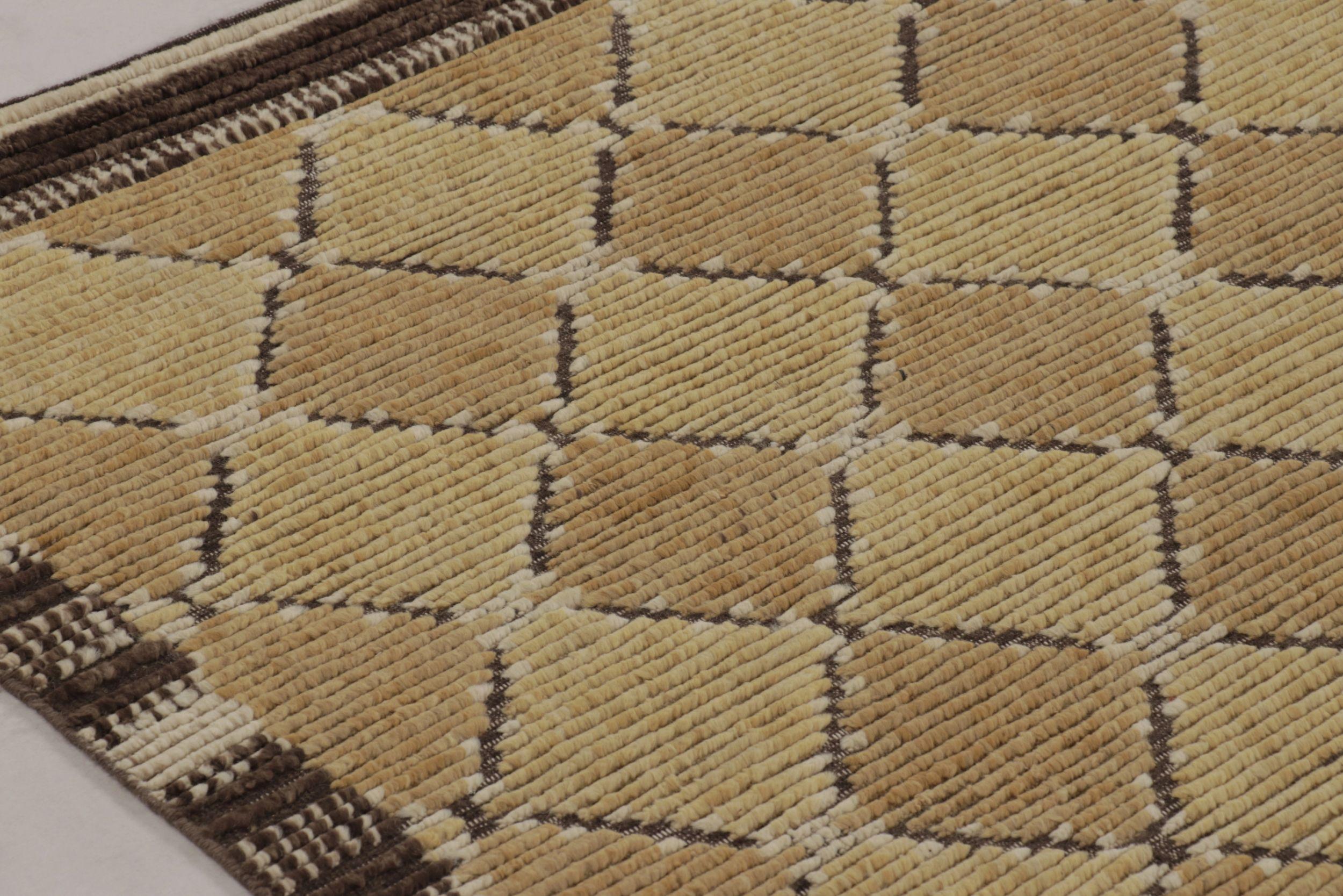 Rug & Kilim's Modern Scandinavian Style Teppich mit beige-braunen geometrischen Mustern im Zustand „Neu“ im Angebot in Long Island City, NY