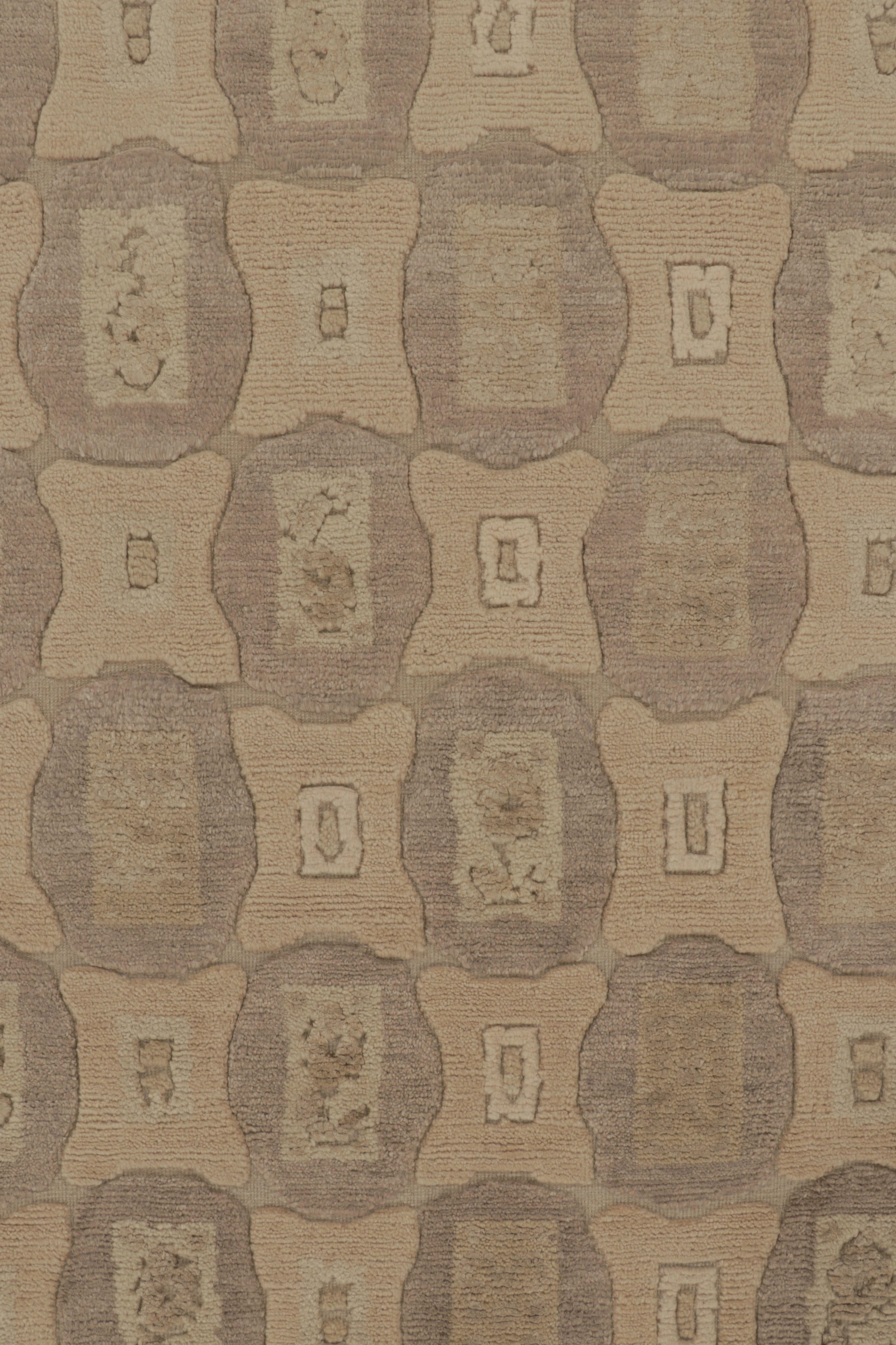 Rug & Kilim's Modern Scandinavian Style Teppich mit beige-braunen geometrischen Mustern (21. Jahrhundert und zeitgenössisch) im Angebot