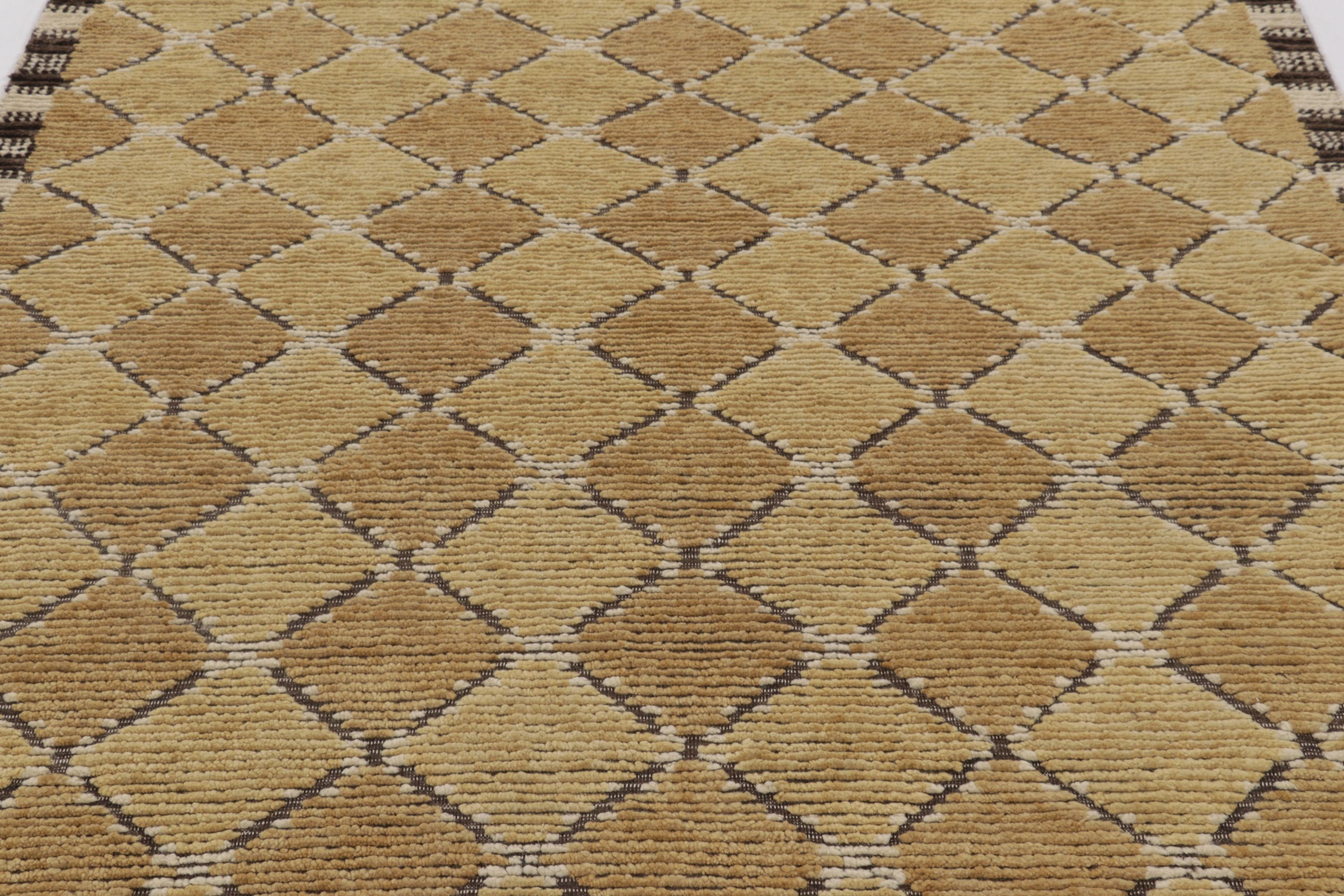 Rug & Kilim's Modern Scandinavian Style Teppich mit beige-braunen geometrischen Mustern im Zustand „Neu“ im Angebot in Long Island City, NY