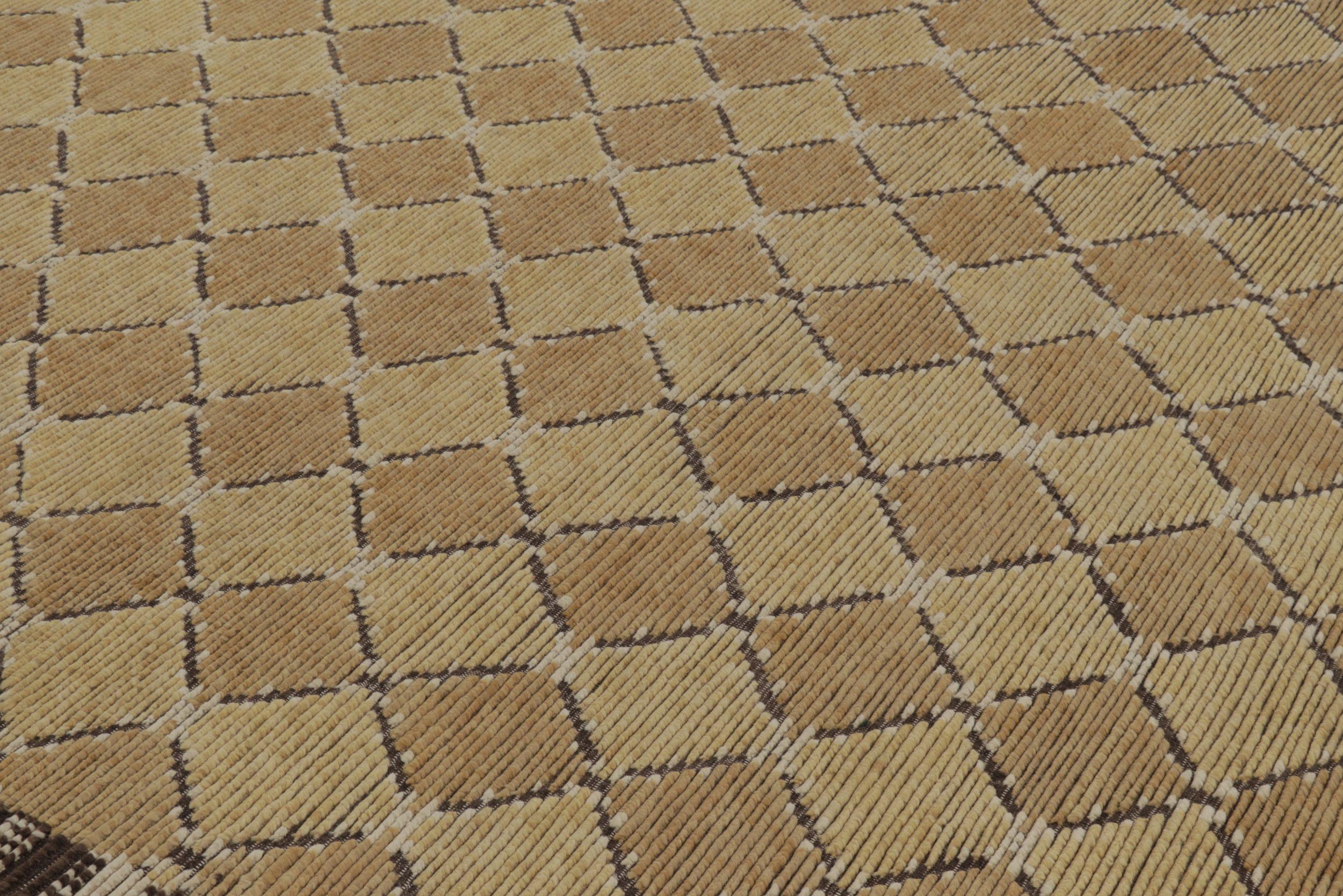 Rug & Kilim's Modern Scandinavian Style Teppich mit beige-braunen geometrischen Mustern (21. Jahrhundert und zeitgenössisch) im Angebot