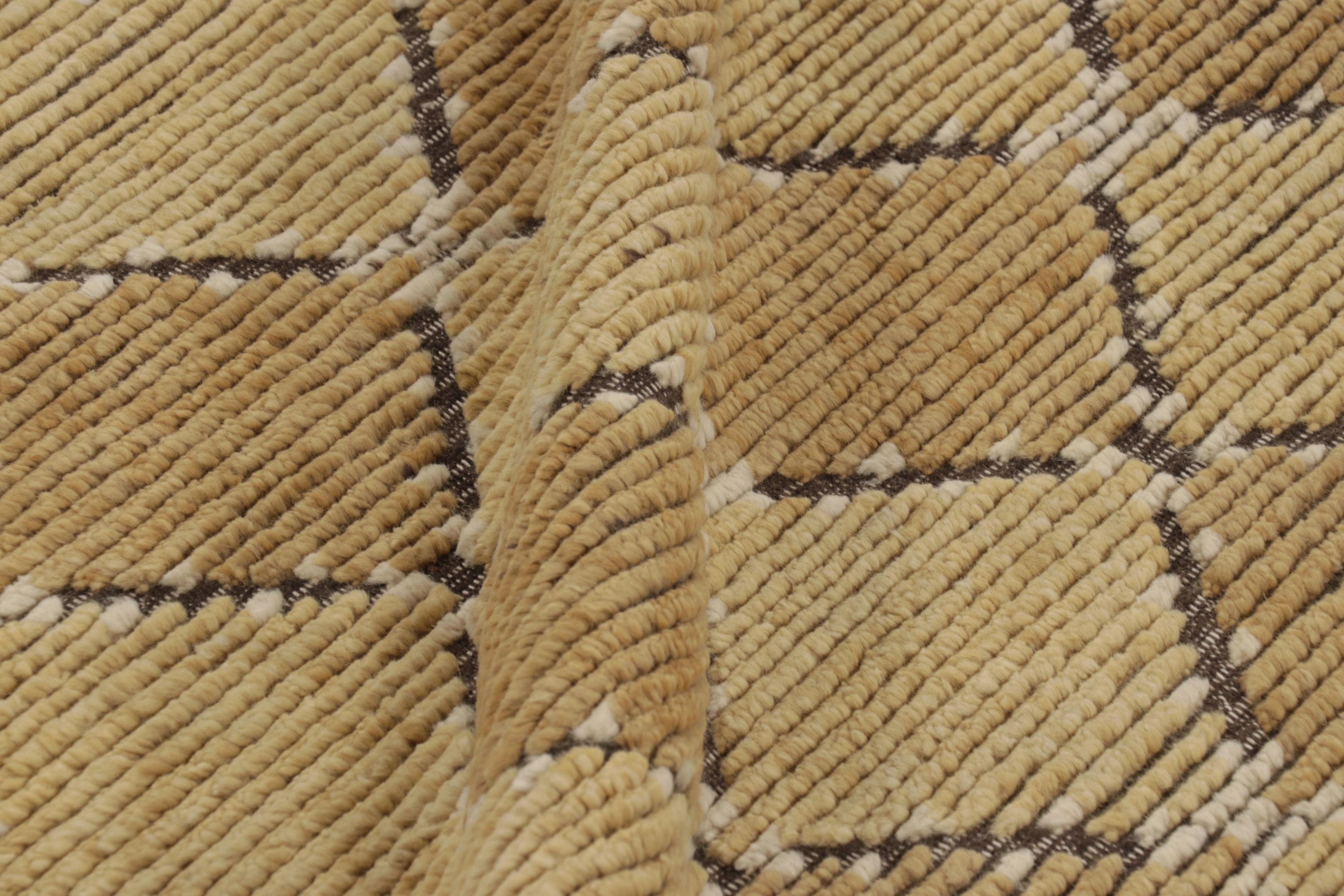 Rug & Kilim's Modern Scandinavian Style Teppich mit beige-braunen geometrischen Mustern (21. Jahrhundert und zeitgenössisch) im Angebot