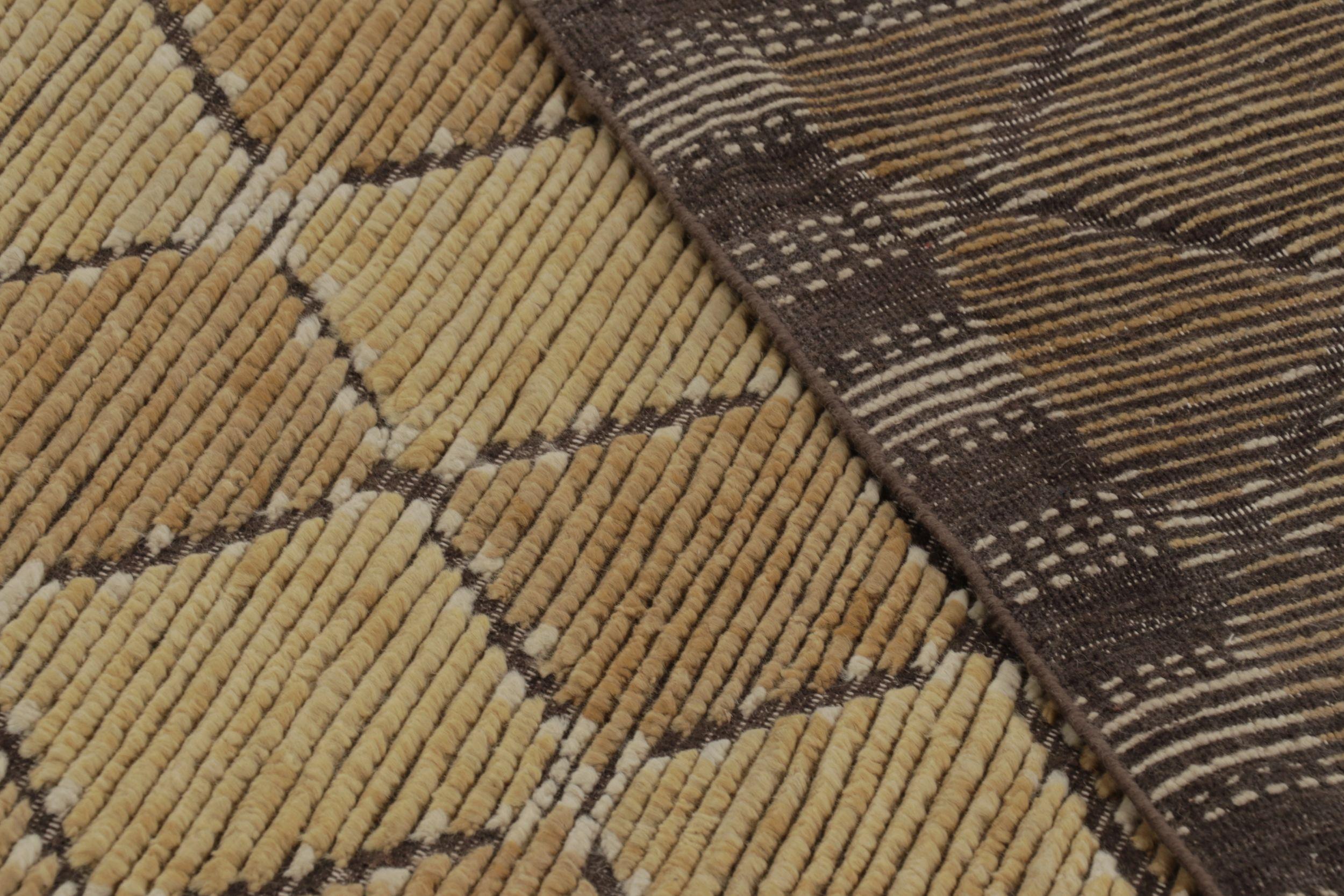 Rug & Kilim's Modern Scandinavian Style Teppich mit beige-braunen geometrischen Mustern (Wolle) im Angebot