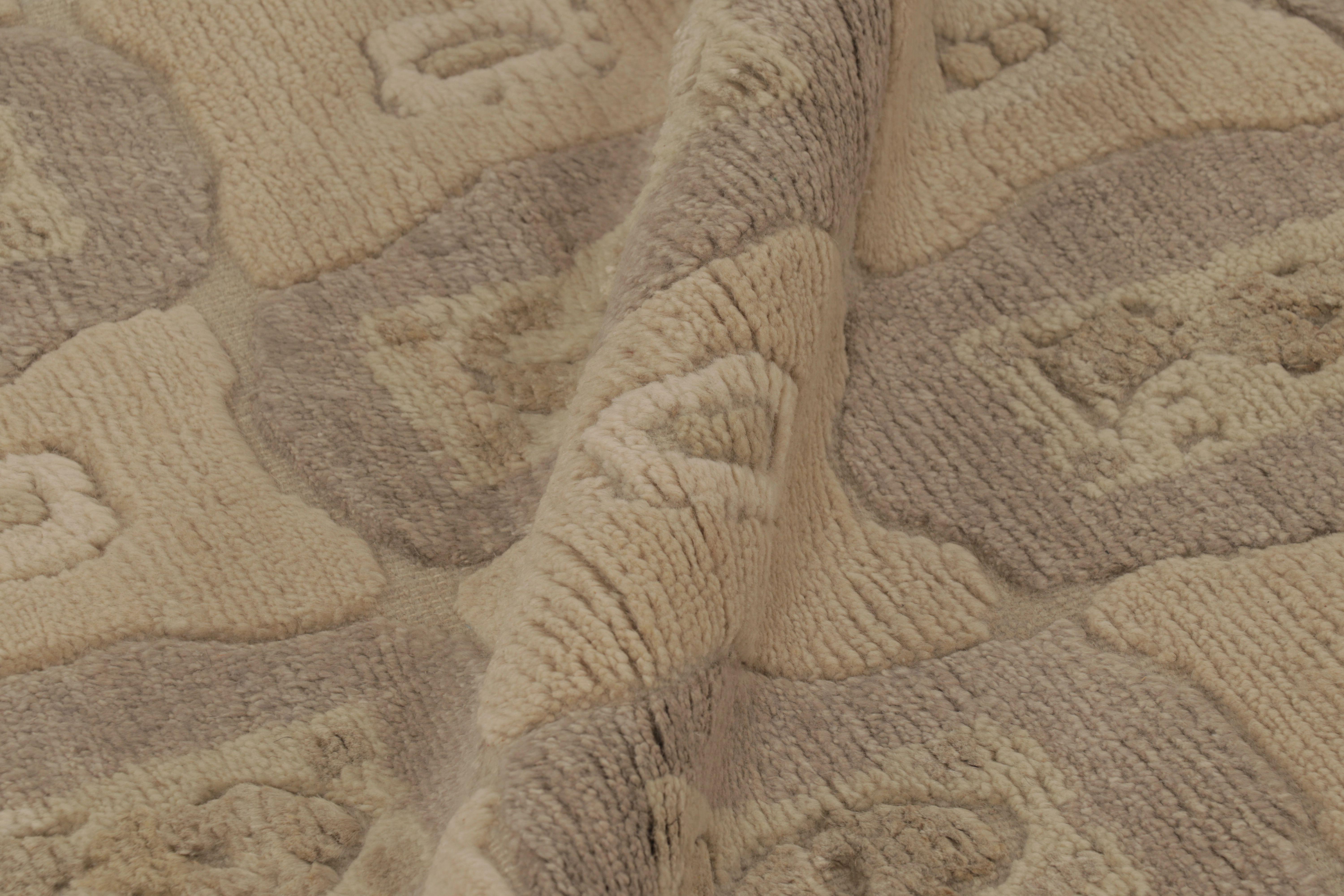 Rug & Kilim's Modern Scandinavian Style Teppich mit beige-braunen geometrischen Mustern im Angebot 1