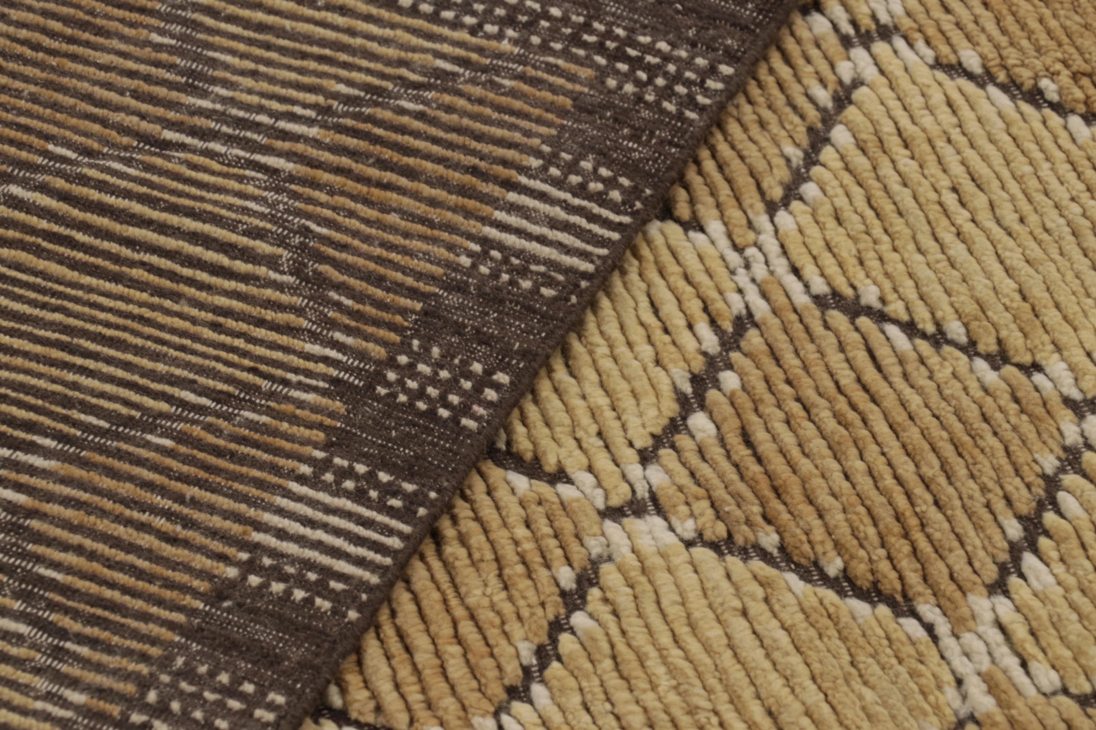 Rug & Kilim's Modern Scandinavian Style Teppich mit beige-braunen geometrischen Mustern (Wolle) im Angebot