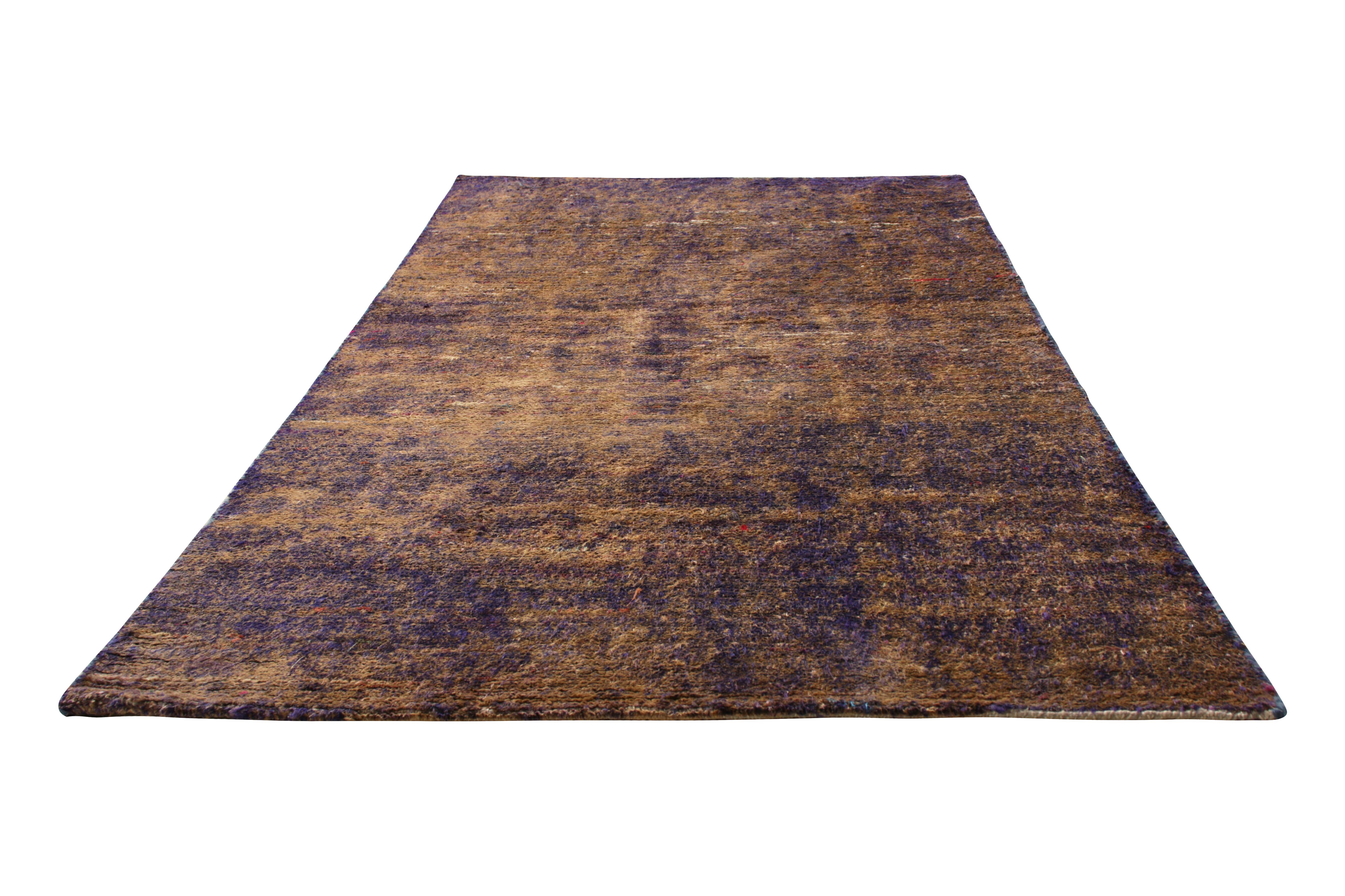 Handgefertigt aus glänzender Seide, ist dieser frühe moderne Teppich ein Experiment mit außergewöhnlich gefärbtem Garn, das eine unserer erfolgreichsten Kollektionen in der Linie Textur der Farbe inspiriert. Ergänzt durch den natürlichen, aber