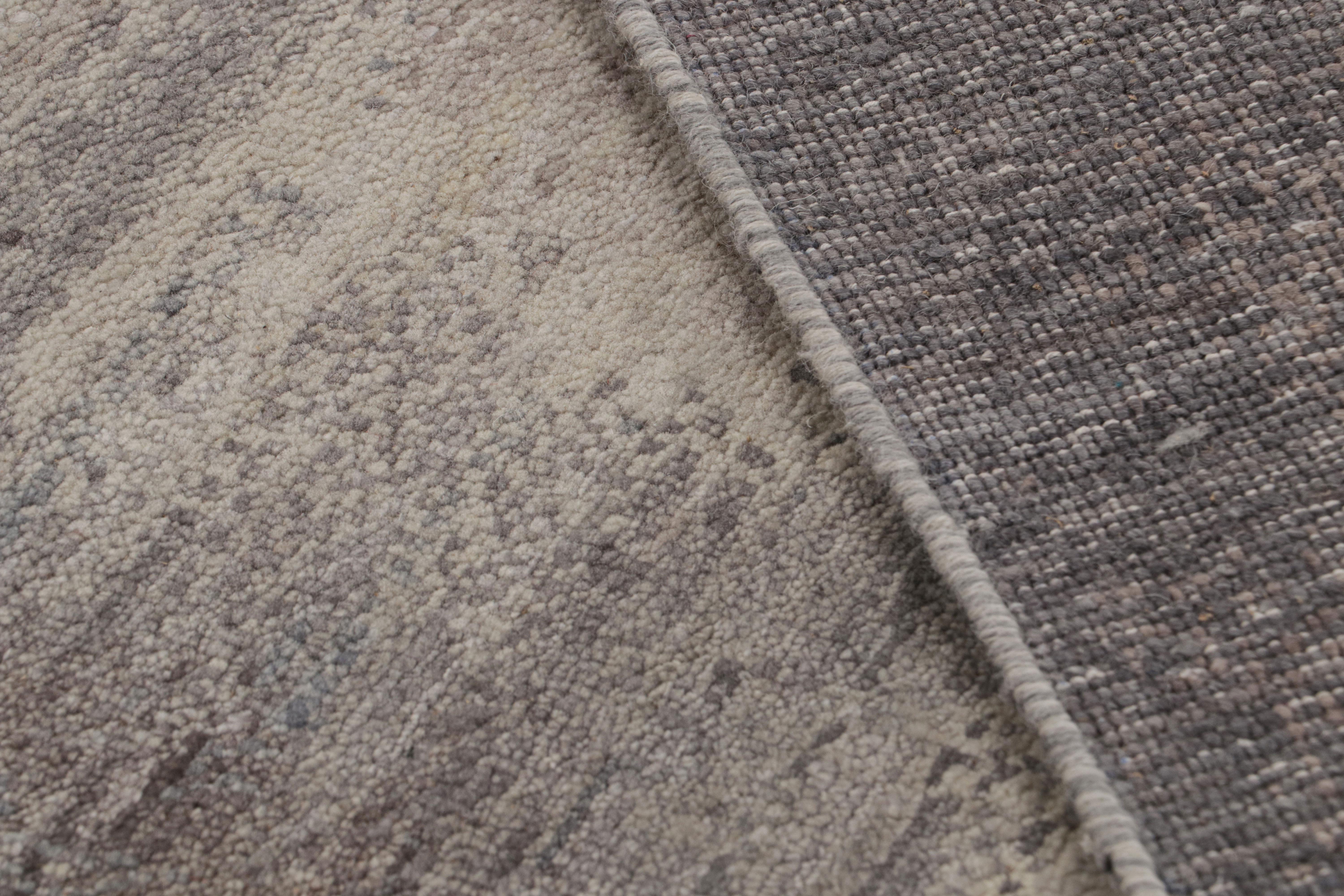 XXIe siècle et contemporain Rug & Kilim's Contemporary Abstract Rug with Silver and Gray Patterns (tapis abstrait contemporain aux motifs gris et argentés) en vente