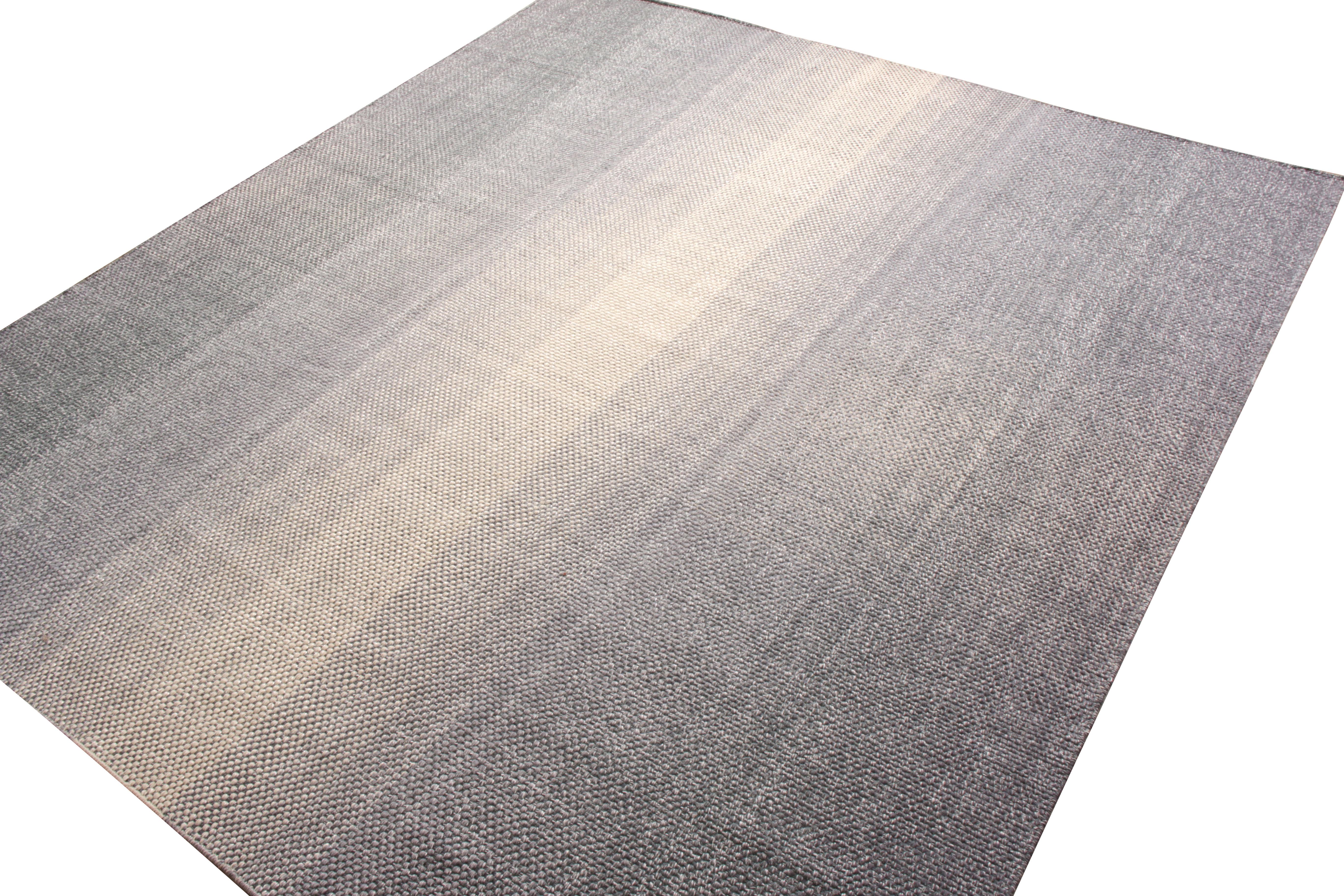 Rug & Kilim's Modern Smart Loom Maßgefertigter Teppich in blau-grauem Farbverlaufsmuster (Sonstiges) im Angebot