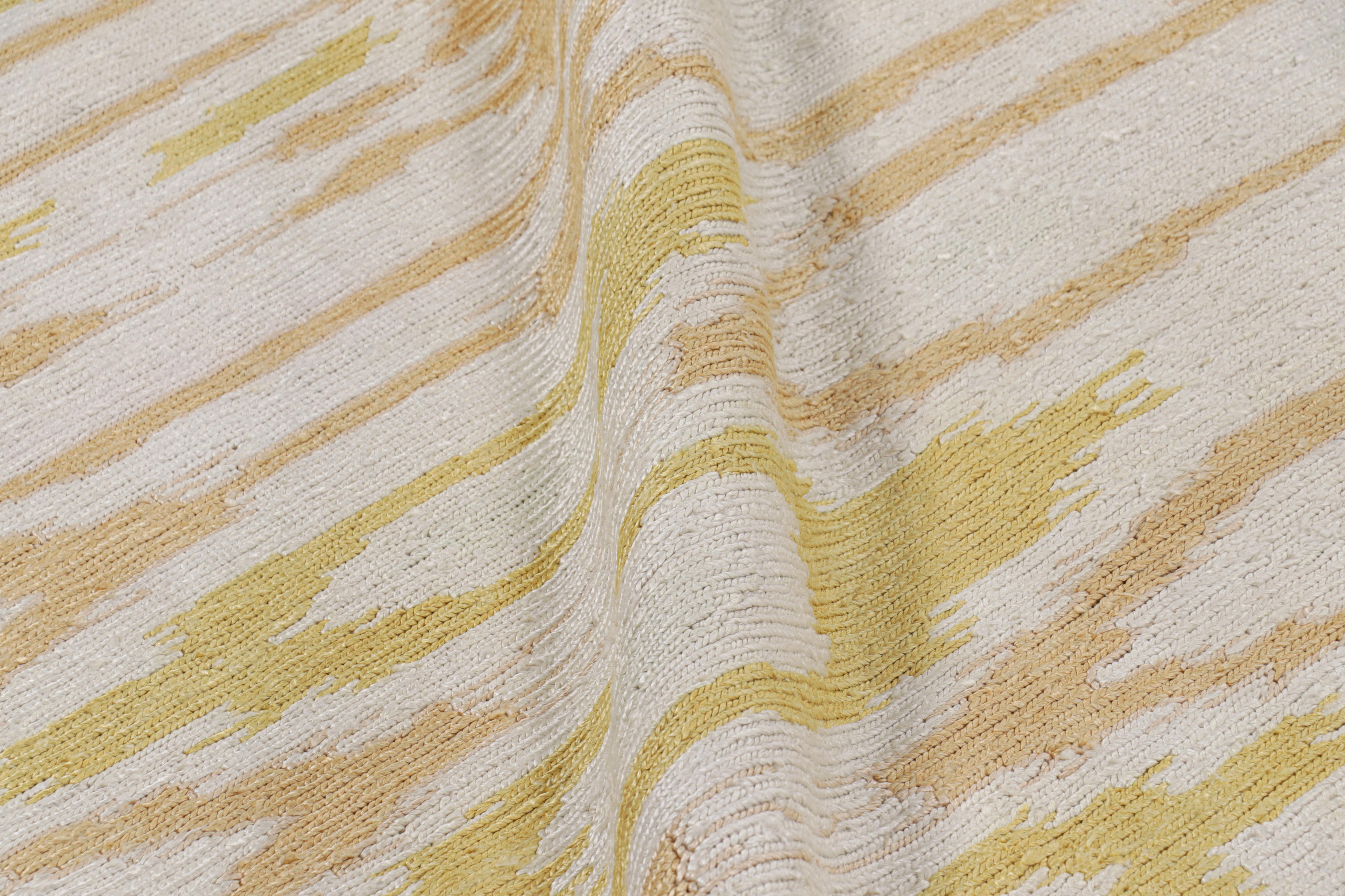Kilim cuadrado moderno de Rug & Kilim con motivo de icats beige, dorado y blanco Lana en venta