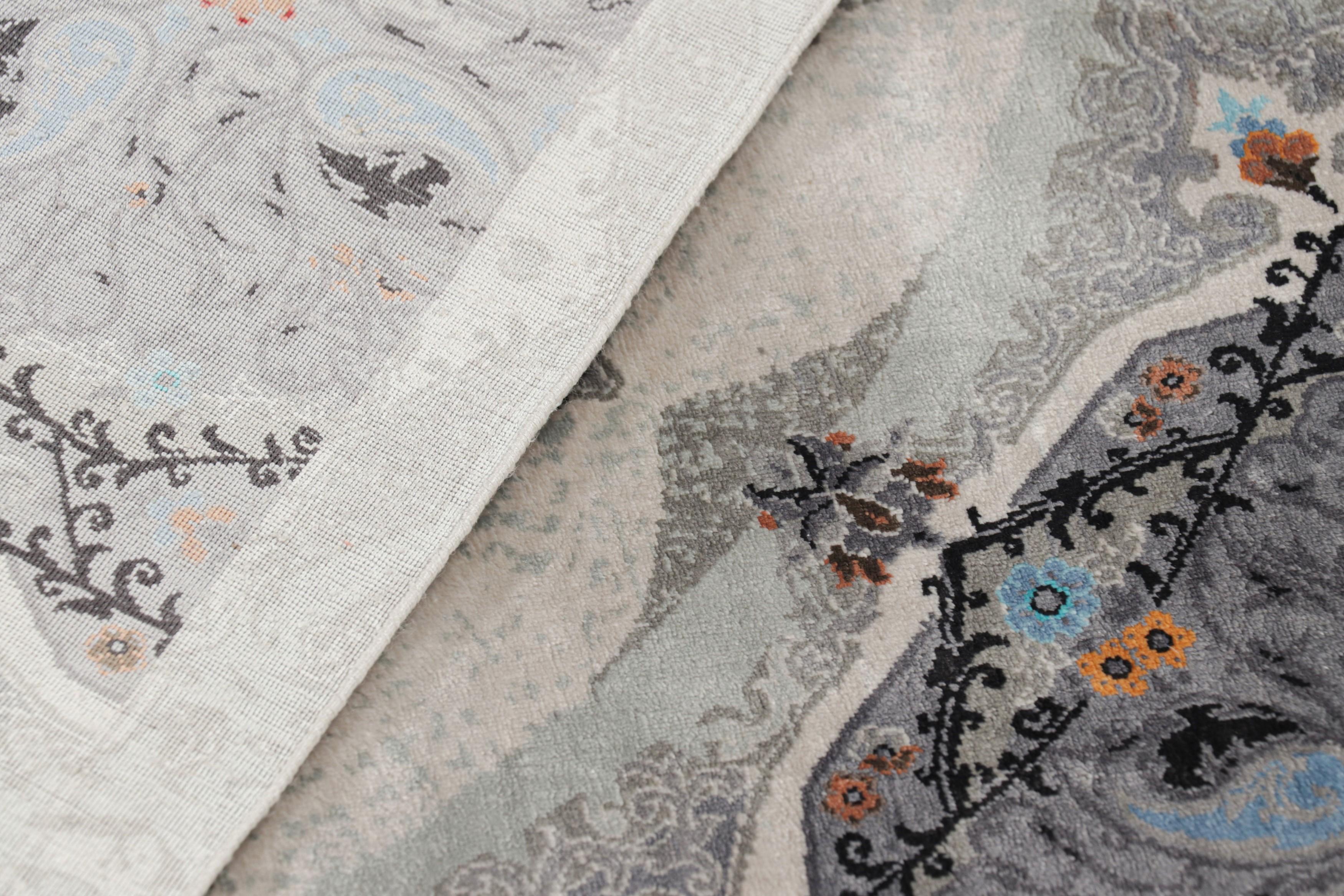 Rug & Kilim's Moderner quadratischer Teppich in Silber, Schwarz und Blau mit Medaillon Shekar im Angebot 1