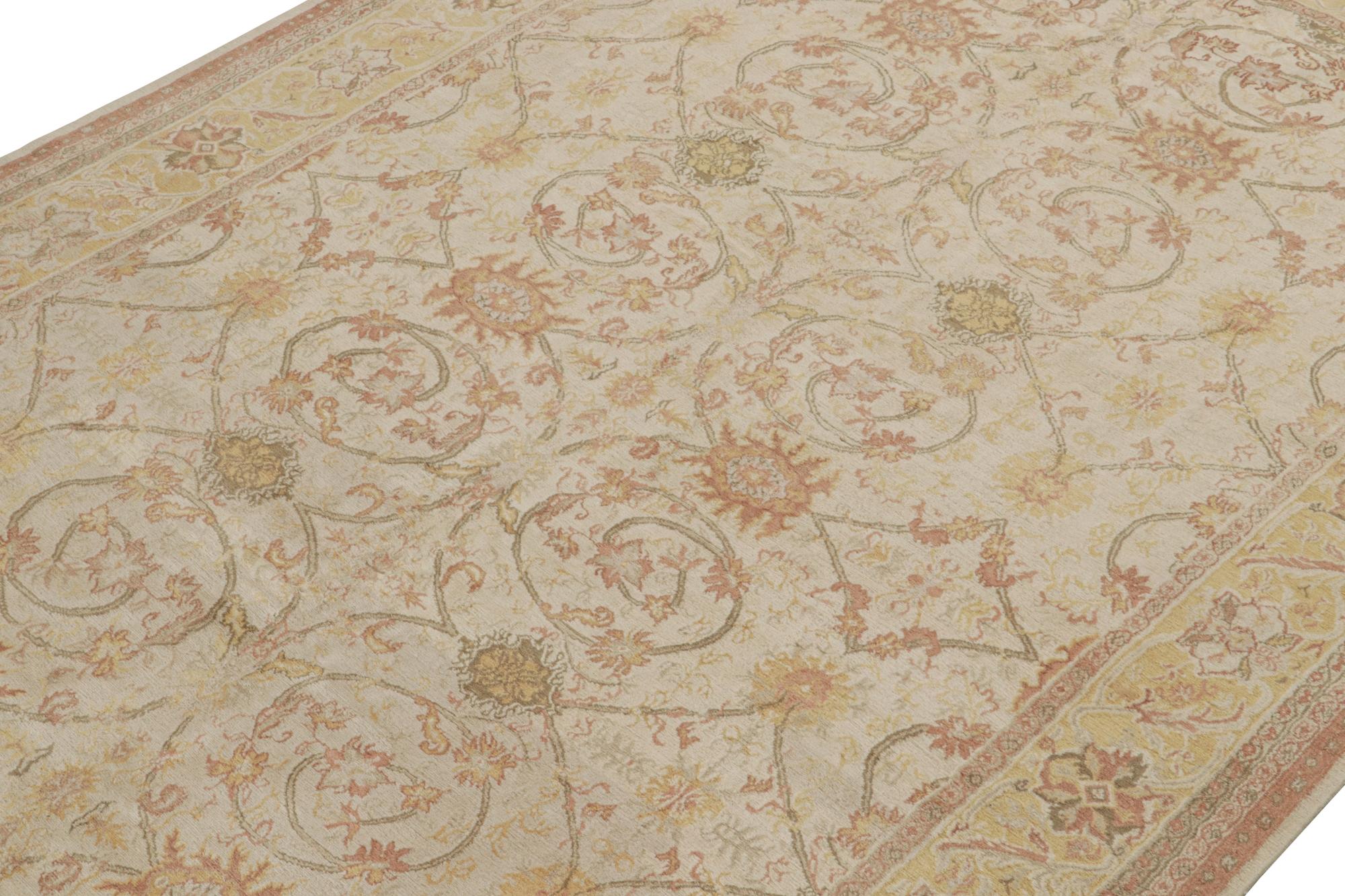 Dieser 9x13 große Teppich ist eine Neuvorstellung aus der Modern Classics Collection'S von Rug & Kilim - ein zeitgenössisches Stück, das von antiken Orientteppichen inspiriert ist.

Weiter zum Design:

Dieser handgeknüpfte Wollteppich ist inspiriert