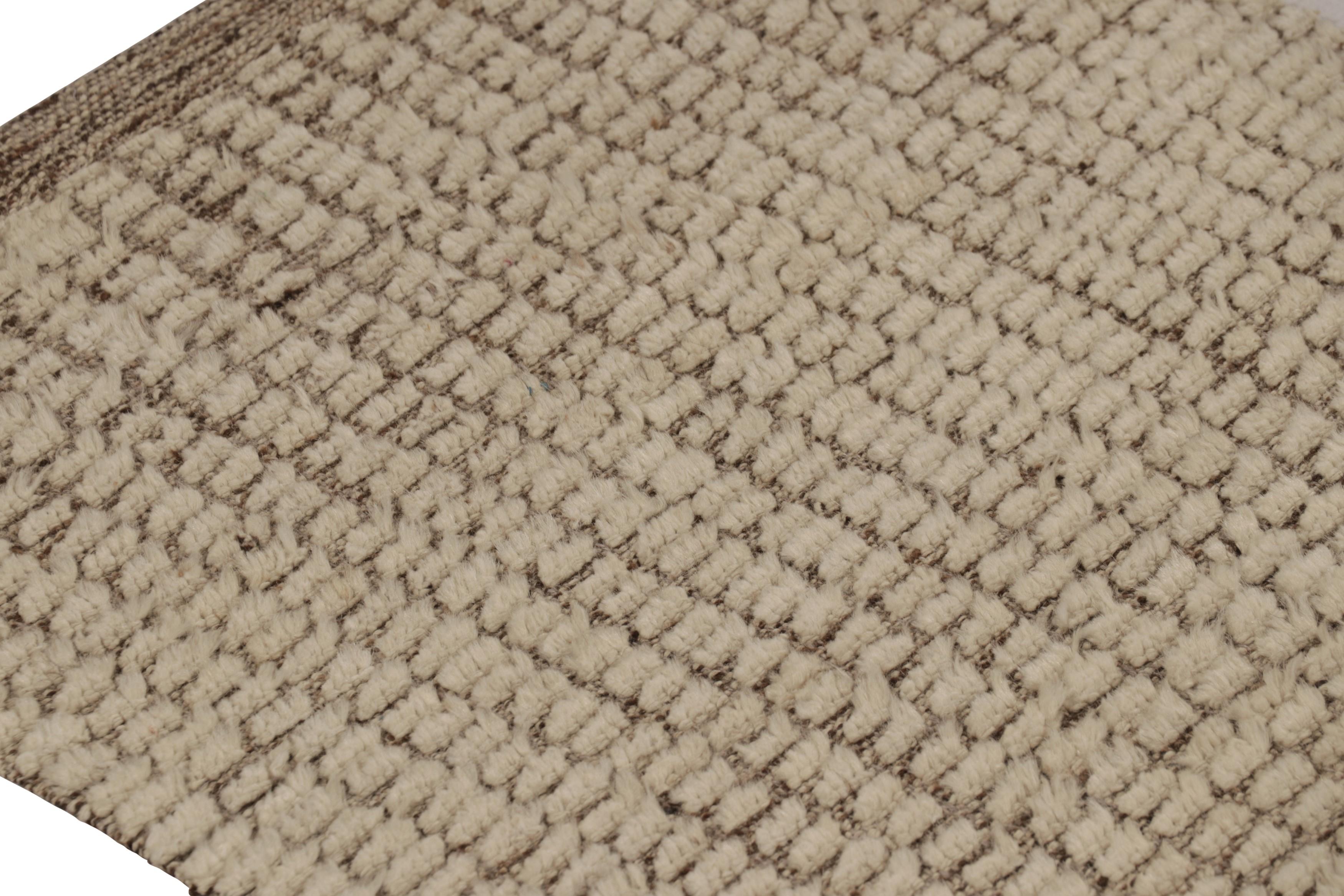 Alfombra extralarga de textura moderna Rug & Kilim en rayas geométricas beige-marrón Afgano en venta