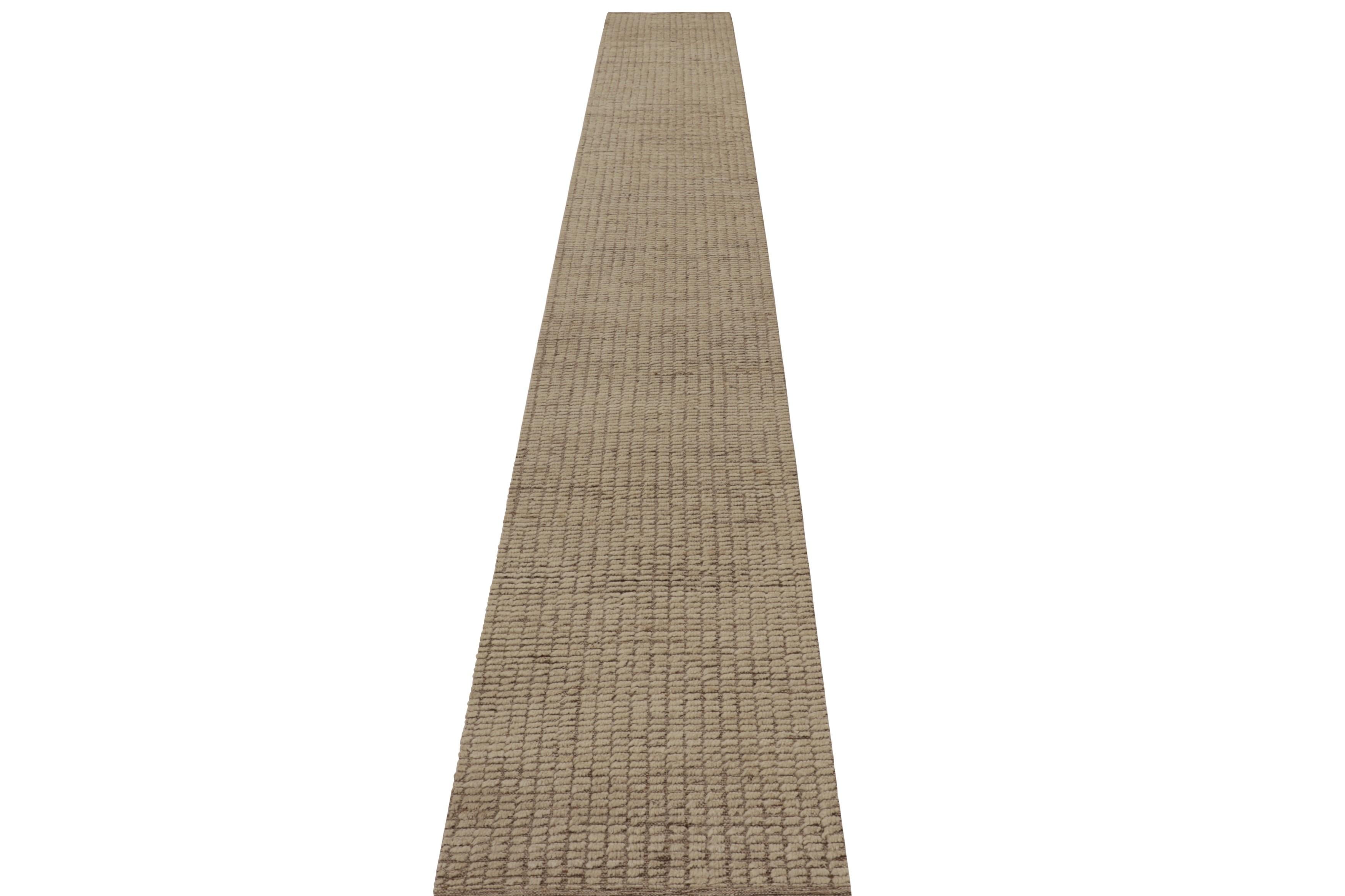 Alfombra extralarga de textura moderna Rug & Kilim en rayas geométricas beige-marrón Tejido a mano en venta