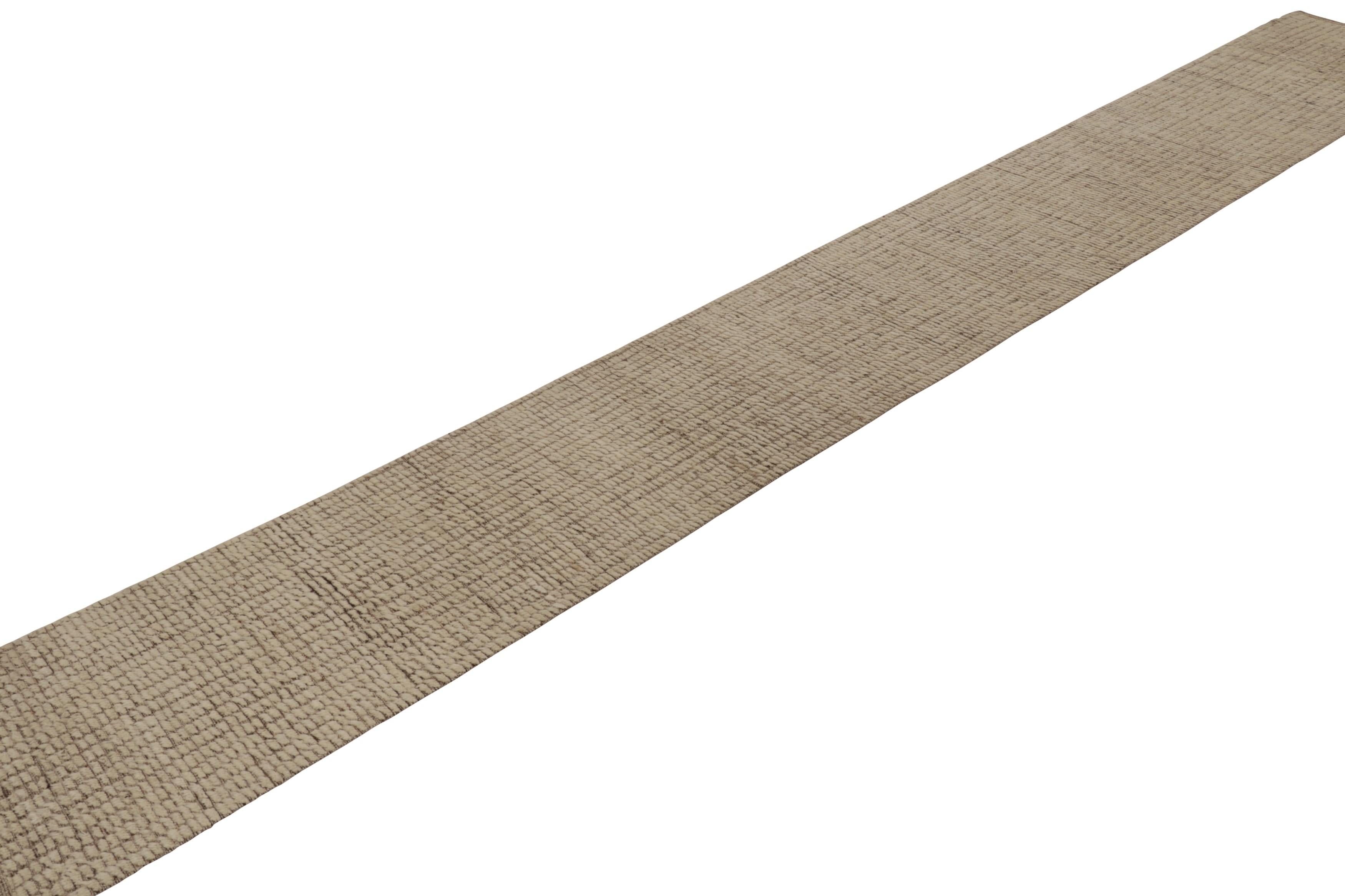 Alfombra extralarga de textura moderna Rug & Kilim en rayas geométricas beige-marrón en Nuevo estado para la venta en Long Island City, NY