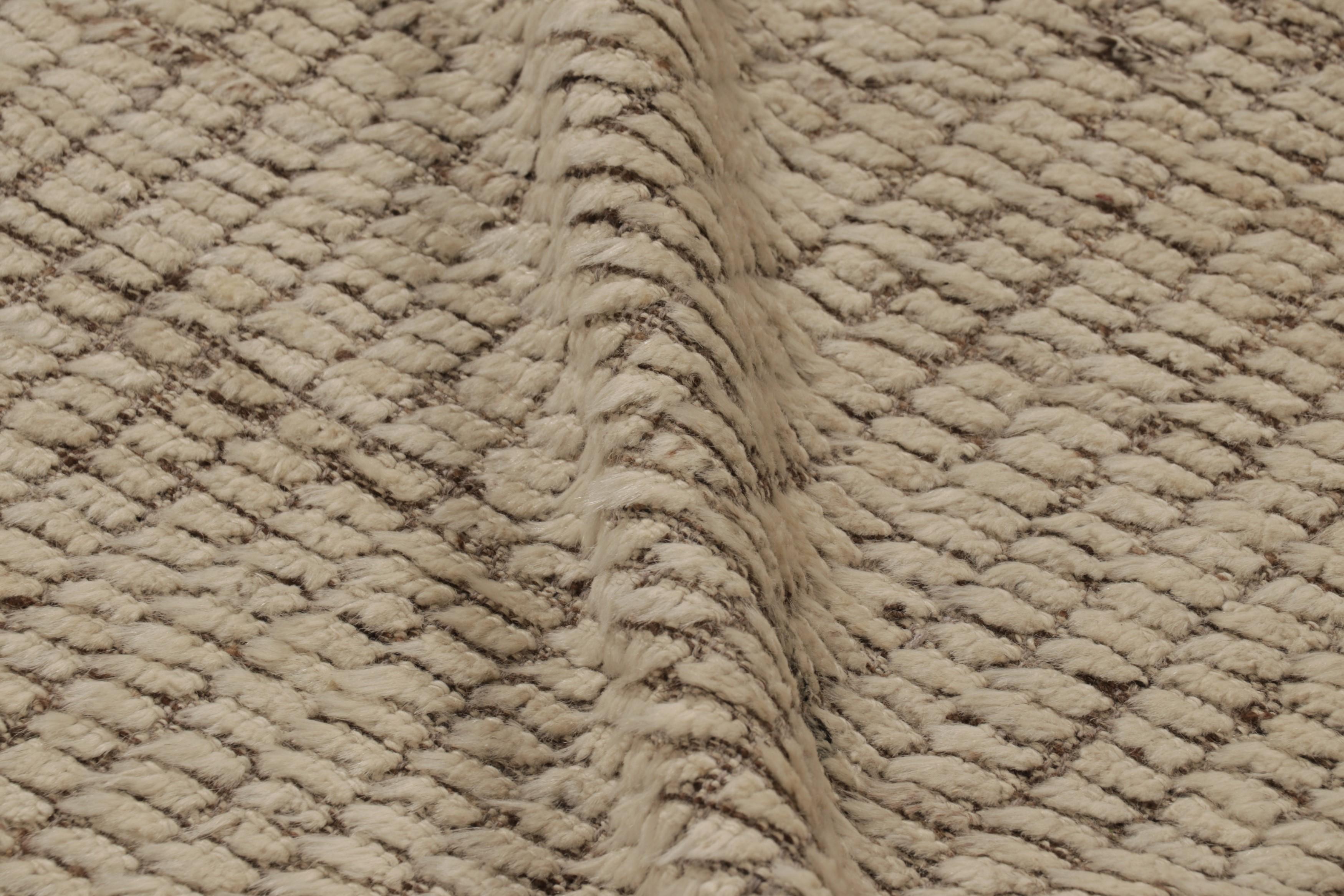 Alfombra extralarga de textura moderna Rug & Kilim en rayas geométricas beige-marrón Lana en venta