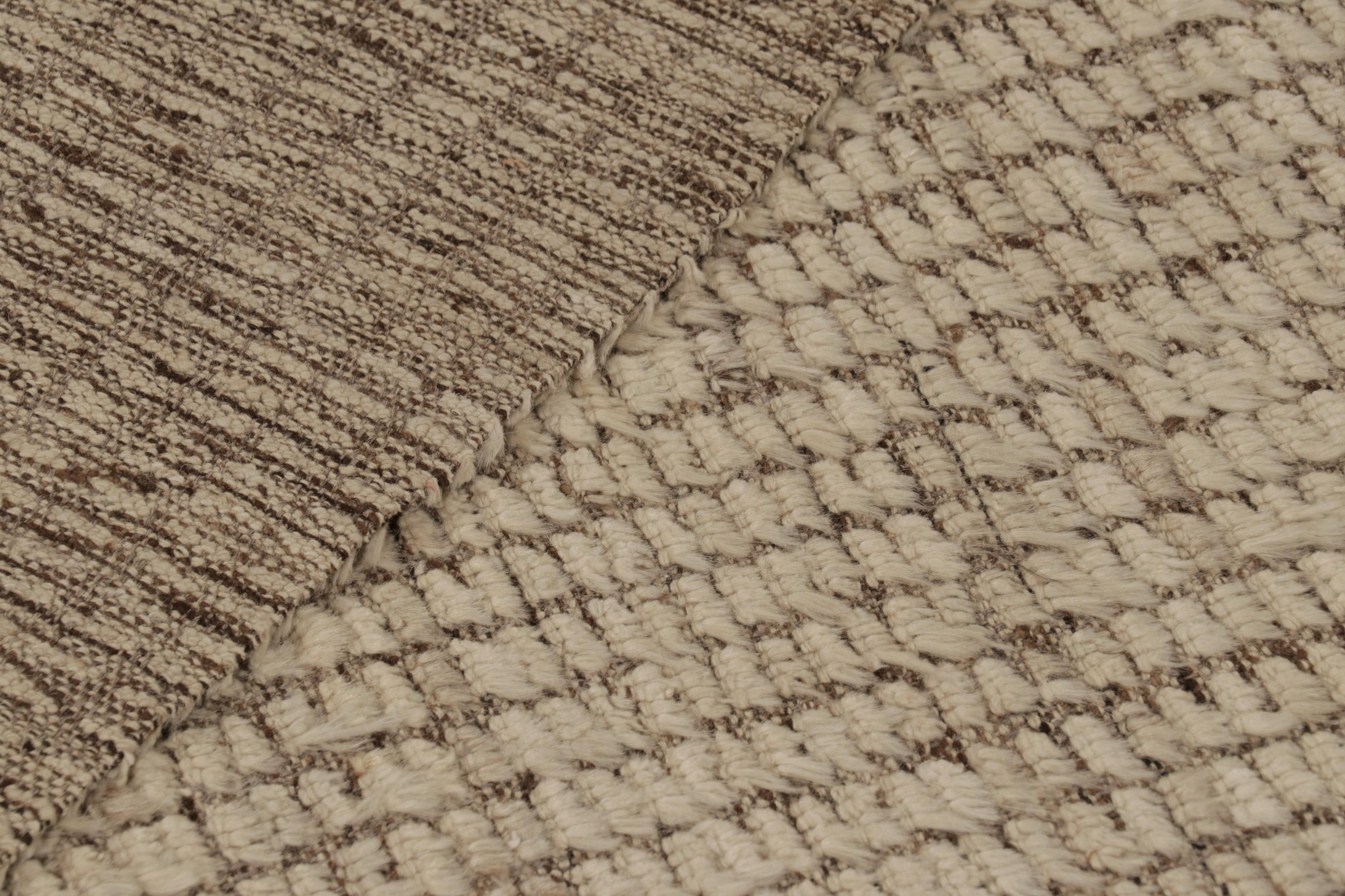 Alfombra extralarga de textura moderna Rug & Kilim en rayas geométricas beige-marrón en venta 1