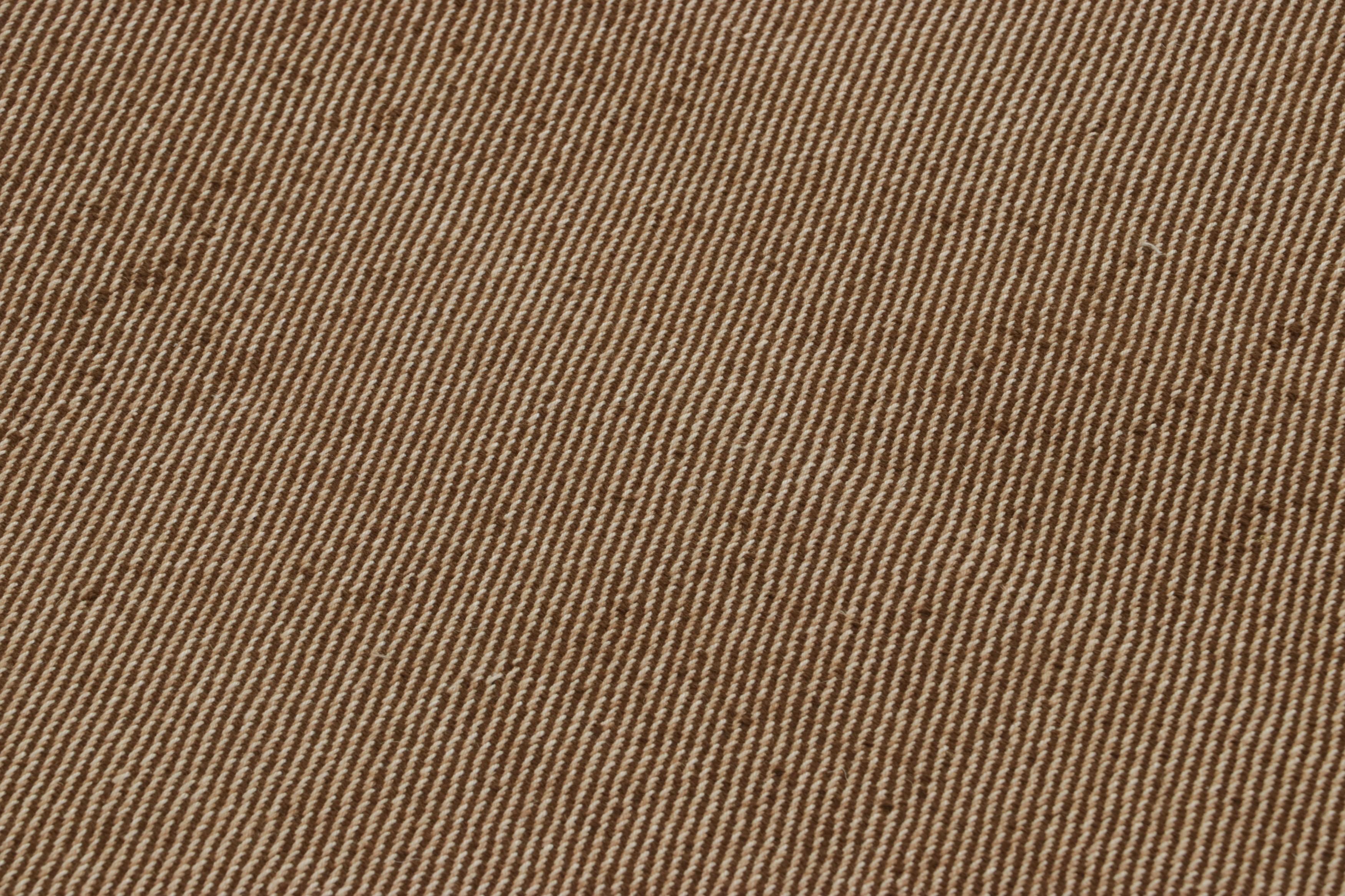 Tessuto a mano in lana, questo tappeto runner contemporaneo 3x30 extra-lungo è un'entusiasmante aggiunta alla collezione di tappeti Modern di Rug & Kilim. 

Sul design: 

Questo tappeto è caratterizzato da tonalità tortora e beige che sottolineano
