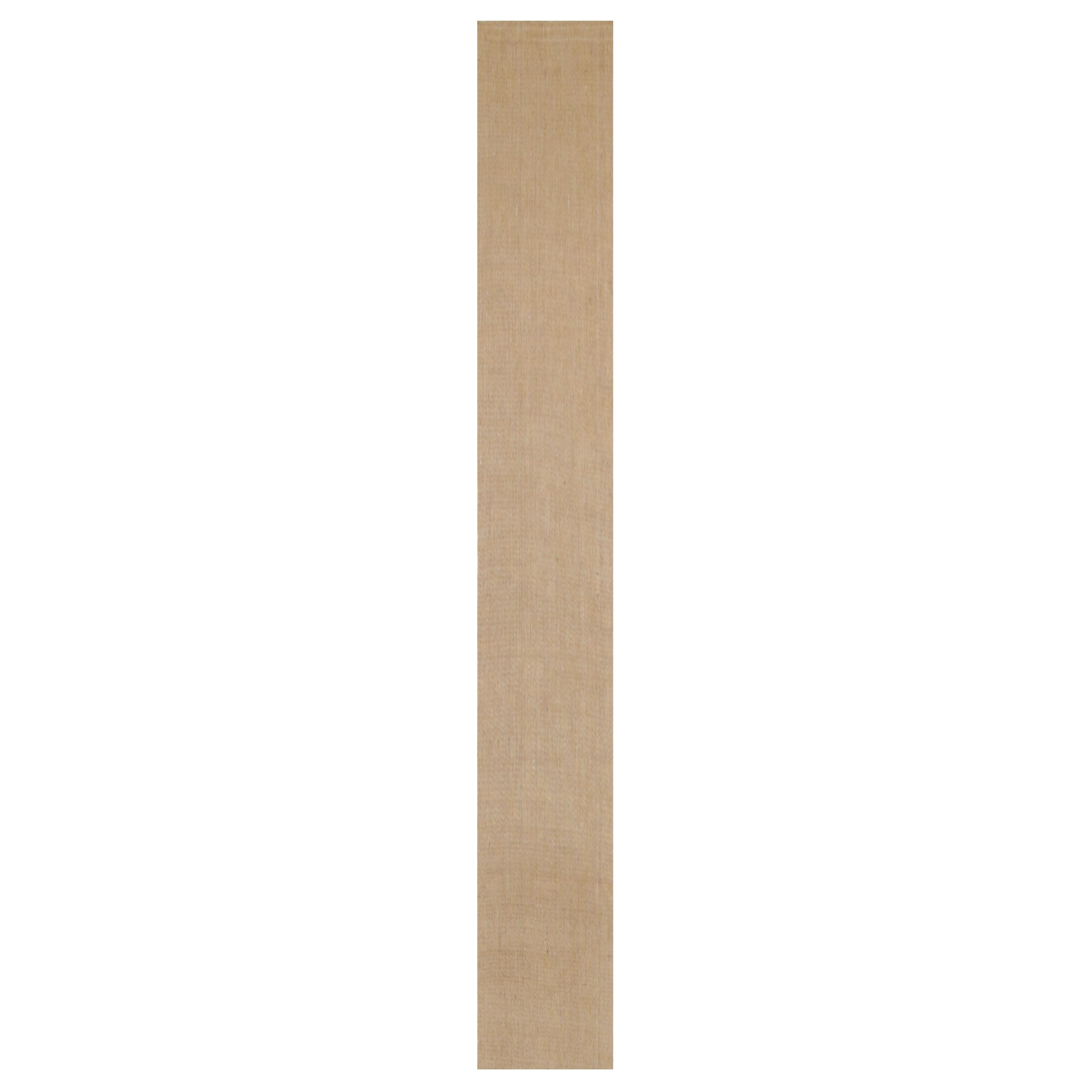 Rug & Kilim è un moderno tappeto da corsa extra-lungo nei toni del beige-marrone e del crema.
