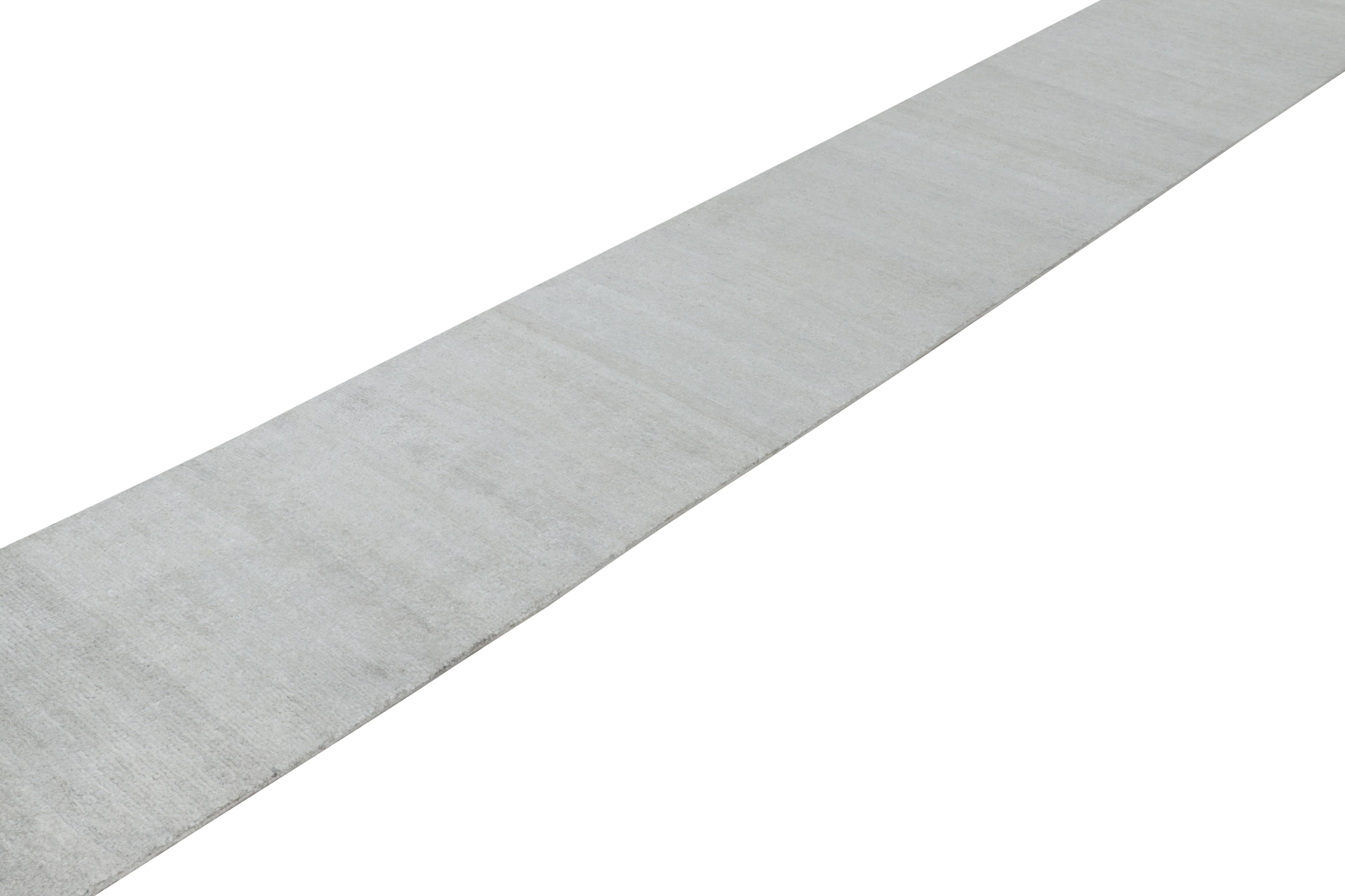 Dieser 2x20 große Strukturteppich von Rug & Kilim ist eine aufregende Neuheit in der Texture of Color-Kollektion, die aus handgeknüpfter Seide hergestellt wird und neben anderen neutralen Farbtönen auch beige und cremeweiße Streifen und Schlieren