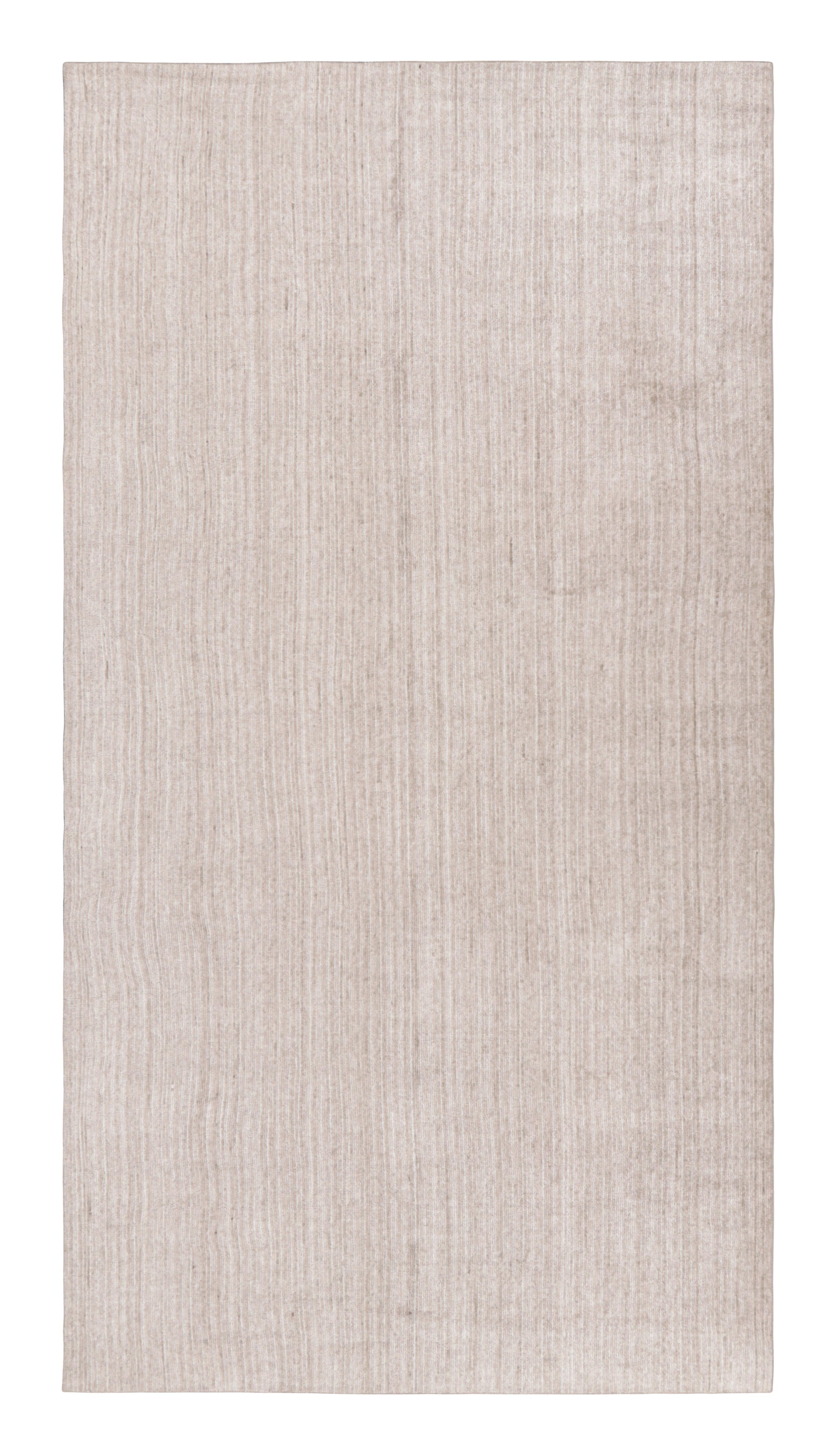 Ce chemin de galerie texturé 7x14 de Rug & Kilim est un nouvel ajout à sa collection Texture of Color. Réalisé en soie nouée à la main, il présente des rayures et des stries beiges parmi d'autres teintes neutres et des tons de terre.

Sur le Design