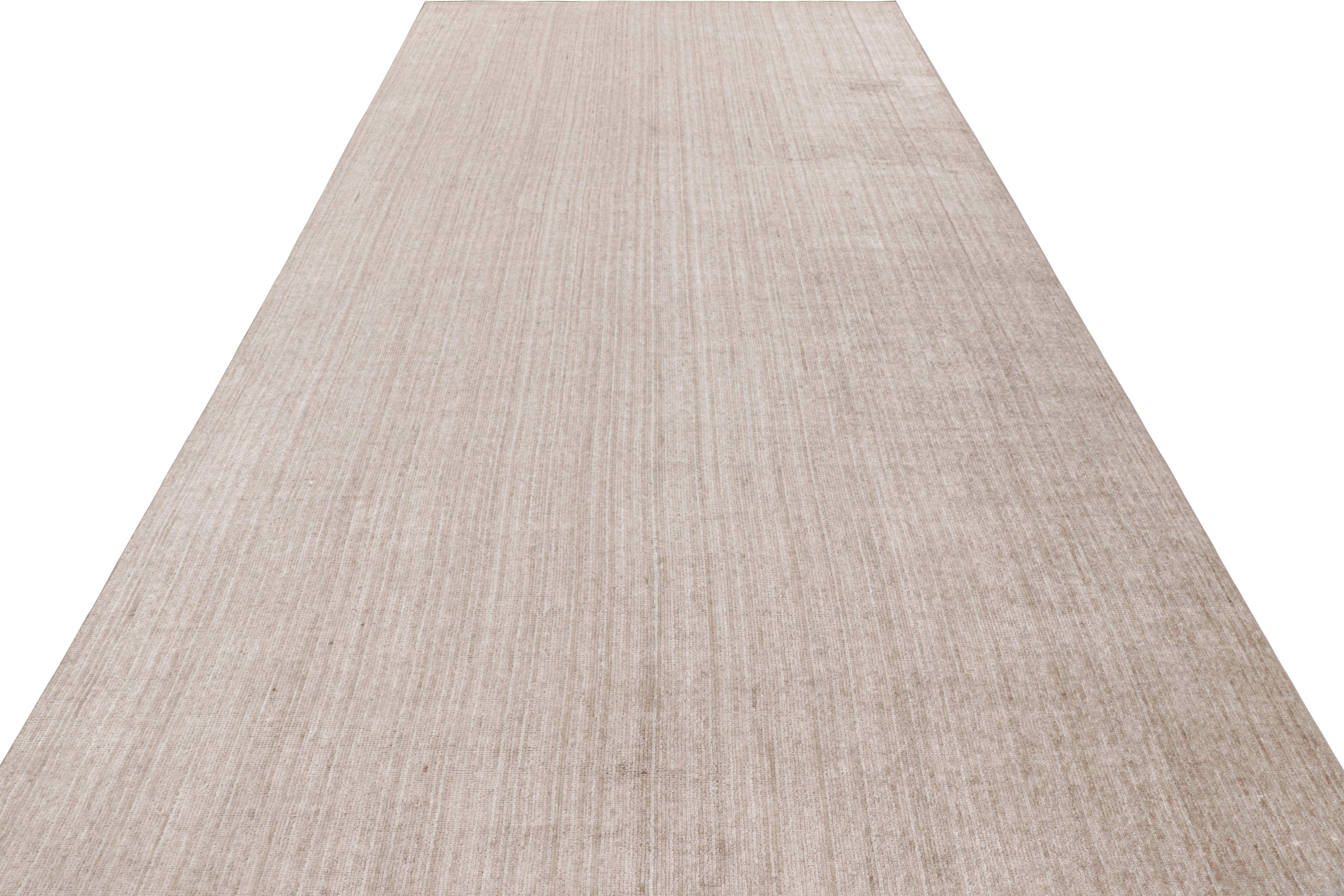 Indiano Rug & Kilim è un tappeto da corsa moderno e testurizzato (a) Gallery, nei toni del beige e delle striature. in vendita