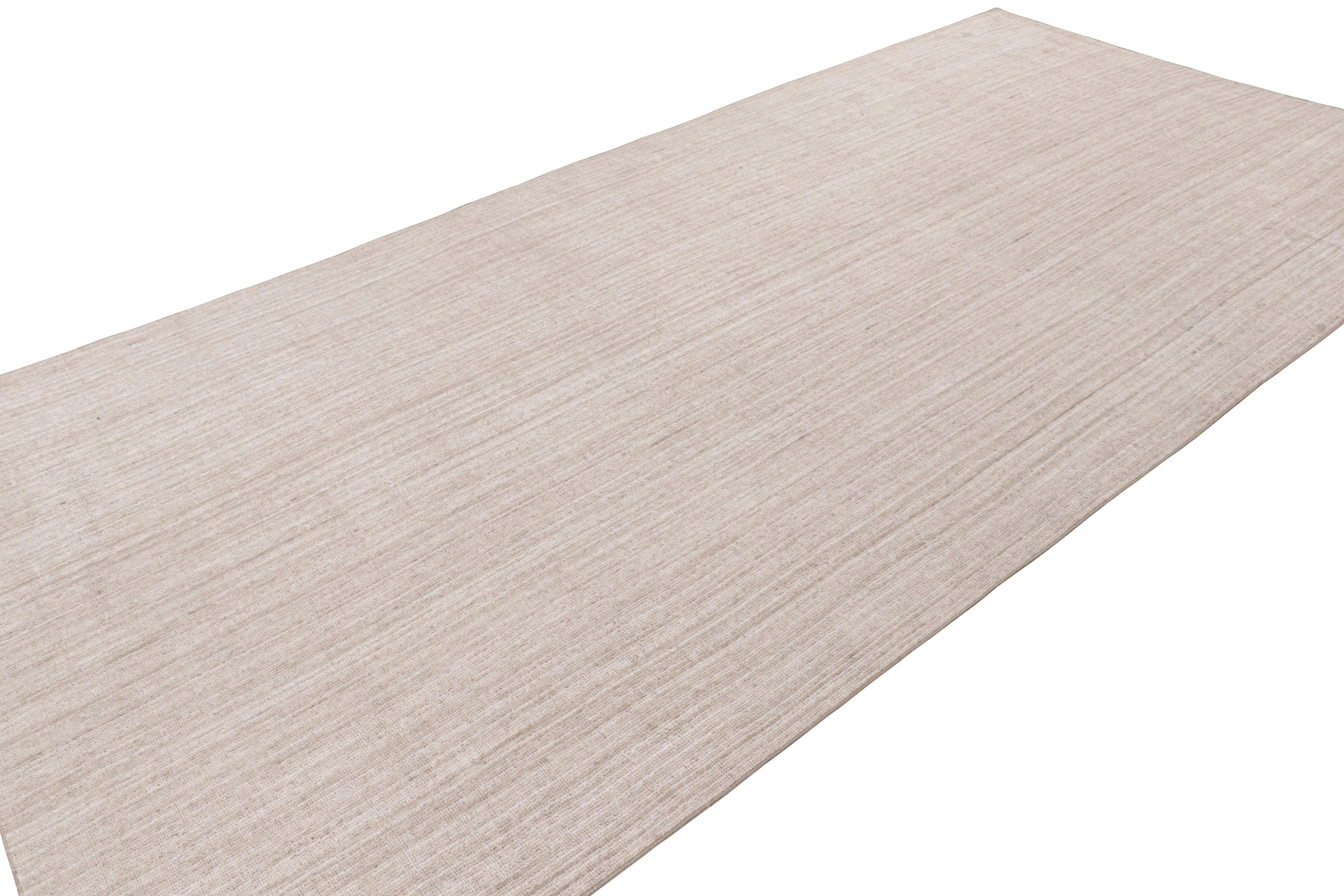 Tessuto a mano Rug & Kilim è un tappeto da corsa moderno e testurizzato (a) Gallery, nei toni del beige e delle striature. in vendita