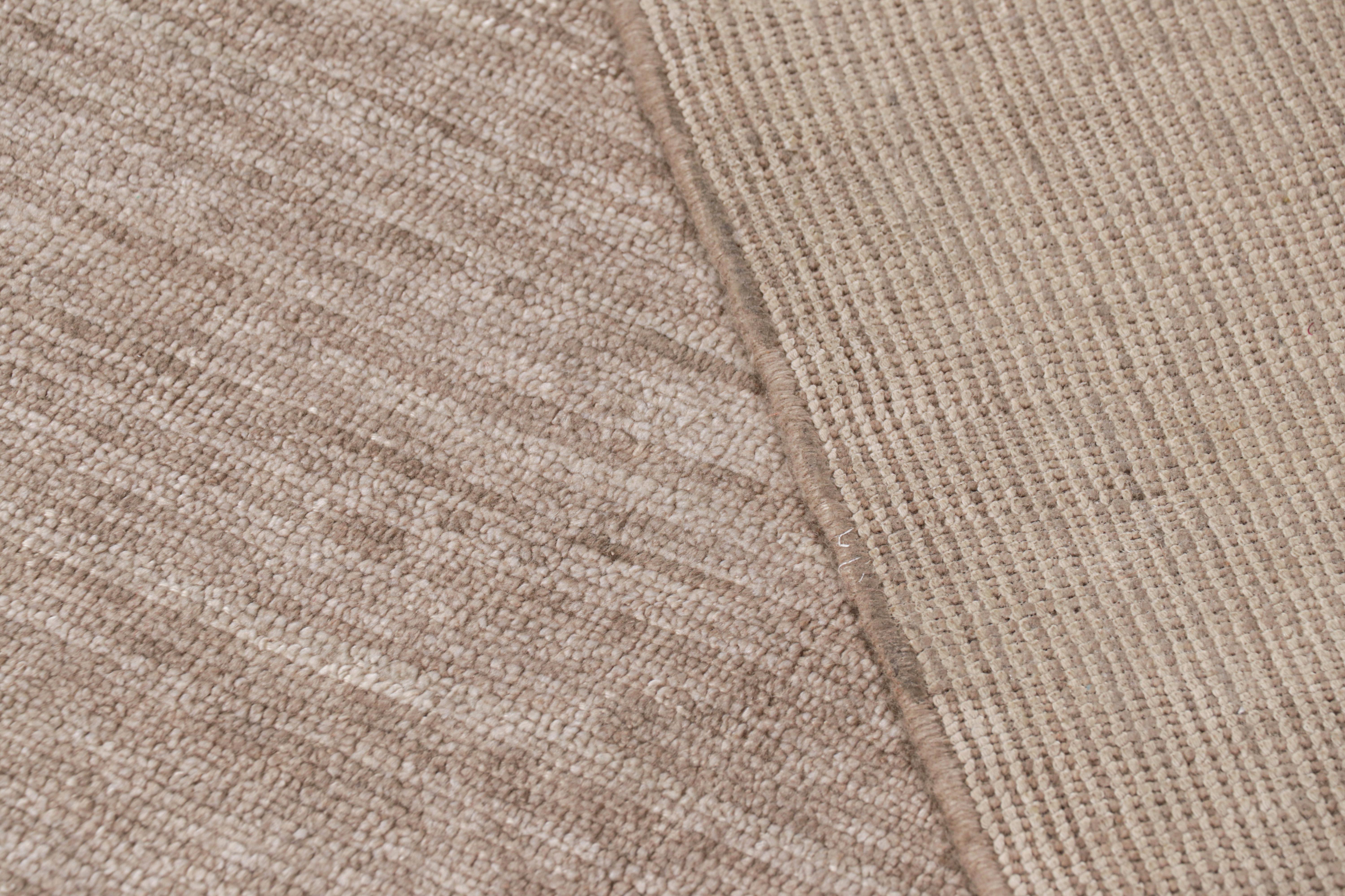 Lana Rug & Kilim è un tappeto da corsa moderno e testurizzato (a) Gallery, nei toni del beige e delle striature. in vendita