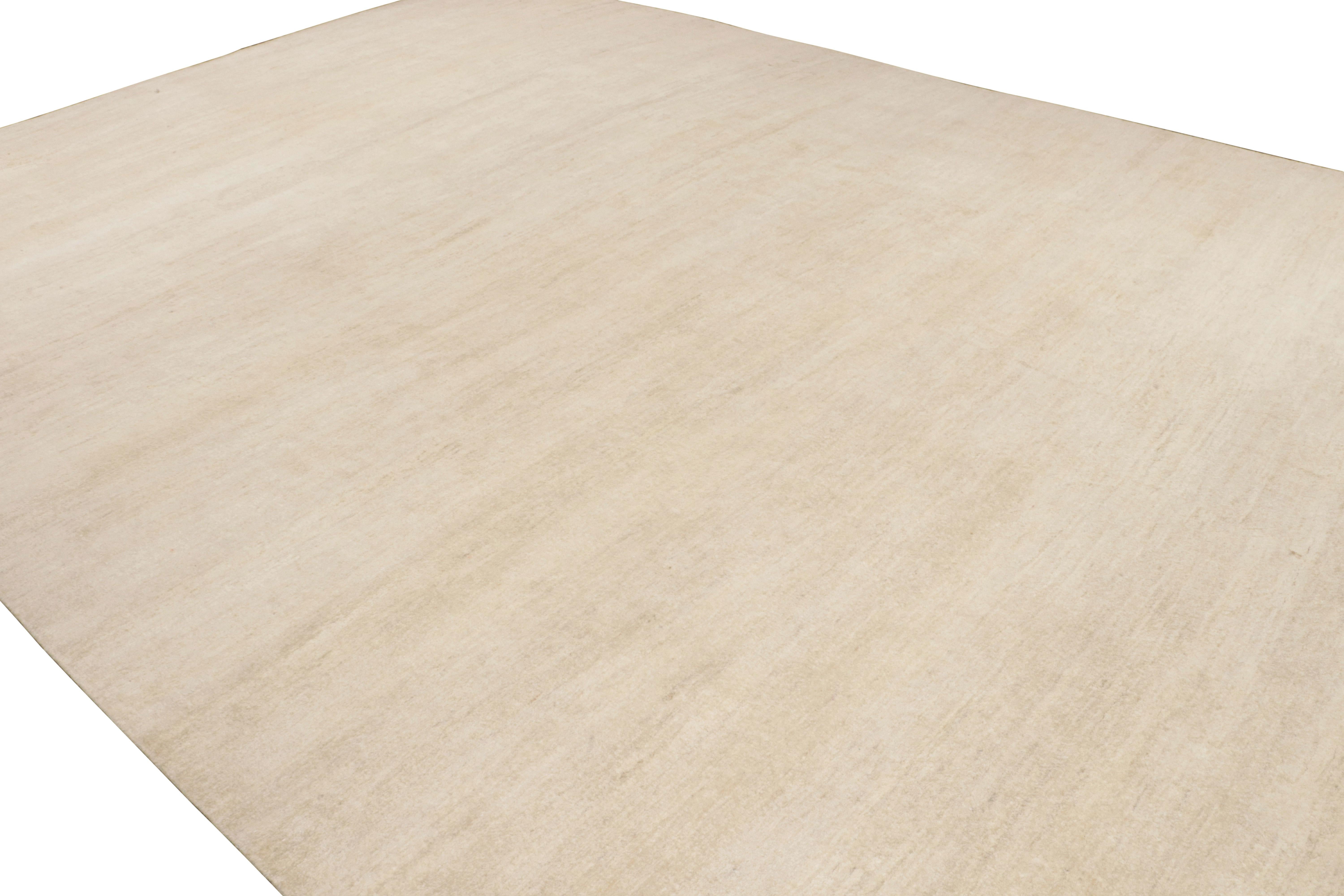 Un tappeto dalla texture moderna della nostra linea Texture of Color in questa collezione, annodato a mano in seta, questo tappeto oversize 10x19 presenta toni neutri in una dimensione quasi principesca per stare comodamente ovunque. 

Sul design: