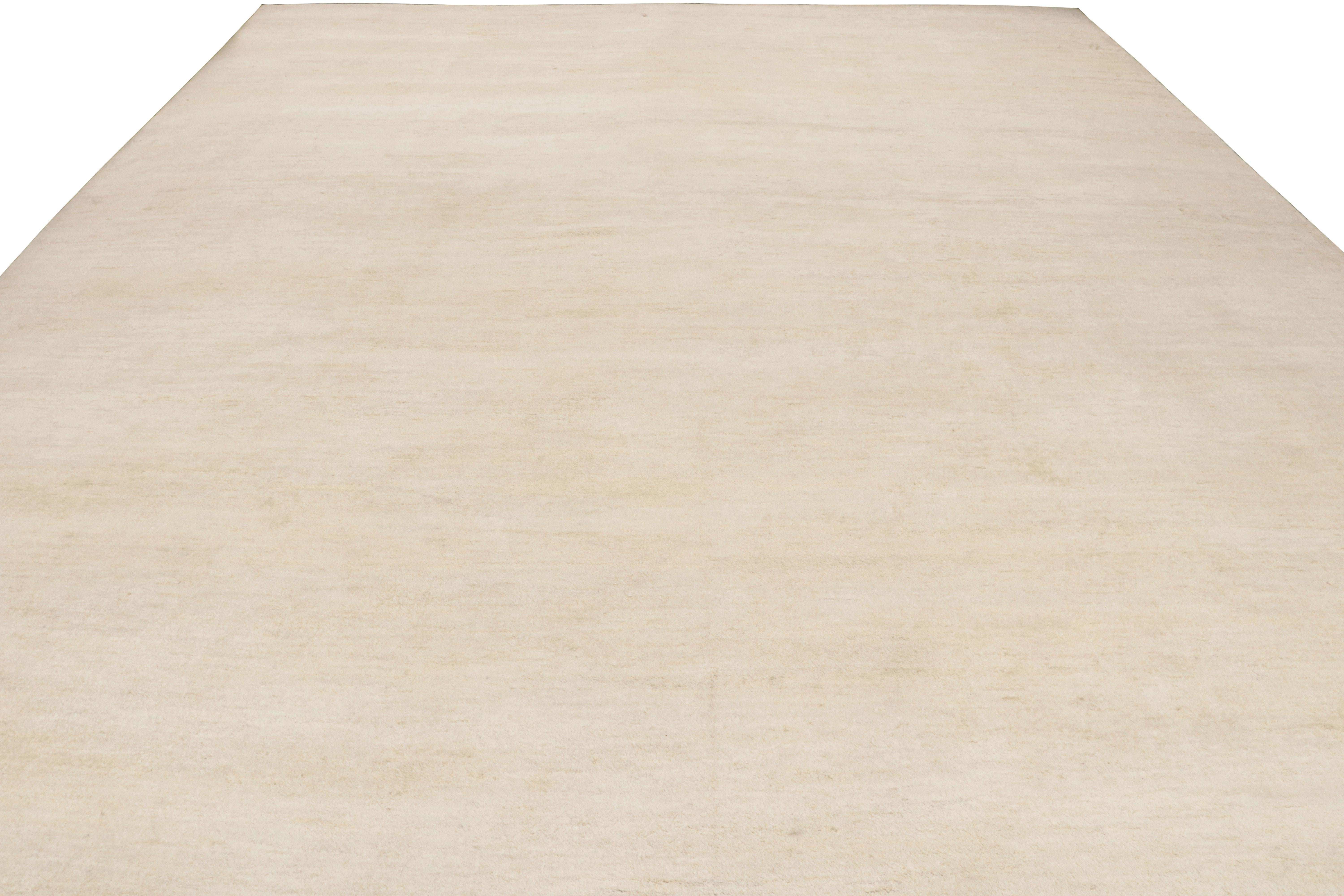 Moderno Rug & Kilim è un tappeto sovradimensionato dalla texture moderna con striature di colore beige. in vendita