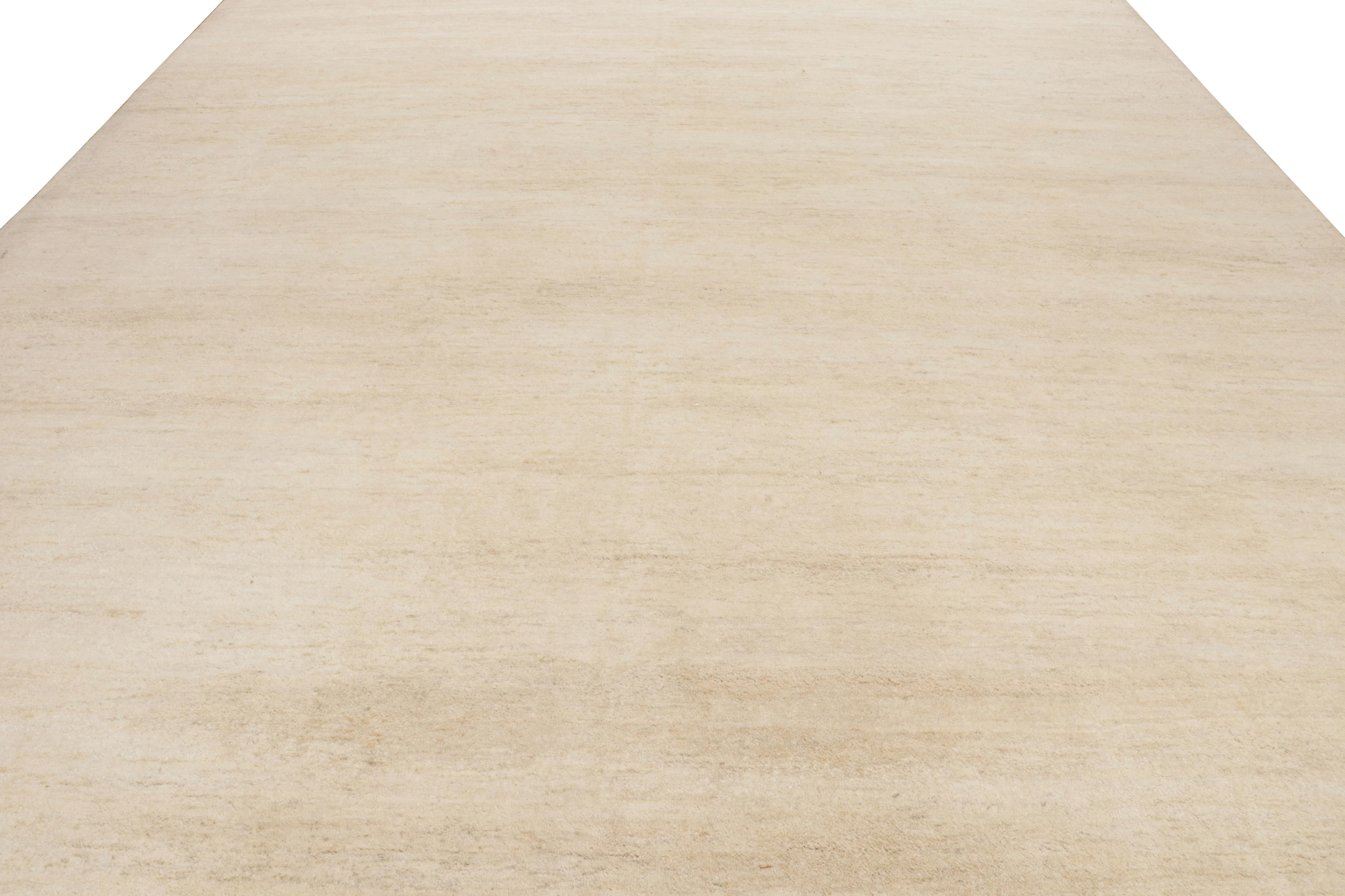 Rug & Kilim's Modern Textural Oversized Rug With Striae of Beige (Moderne) im Angebot