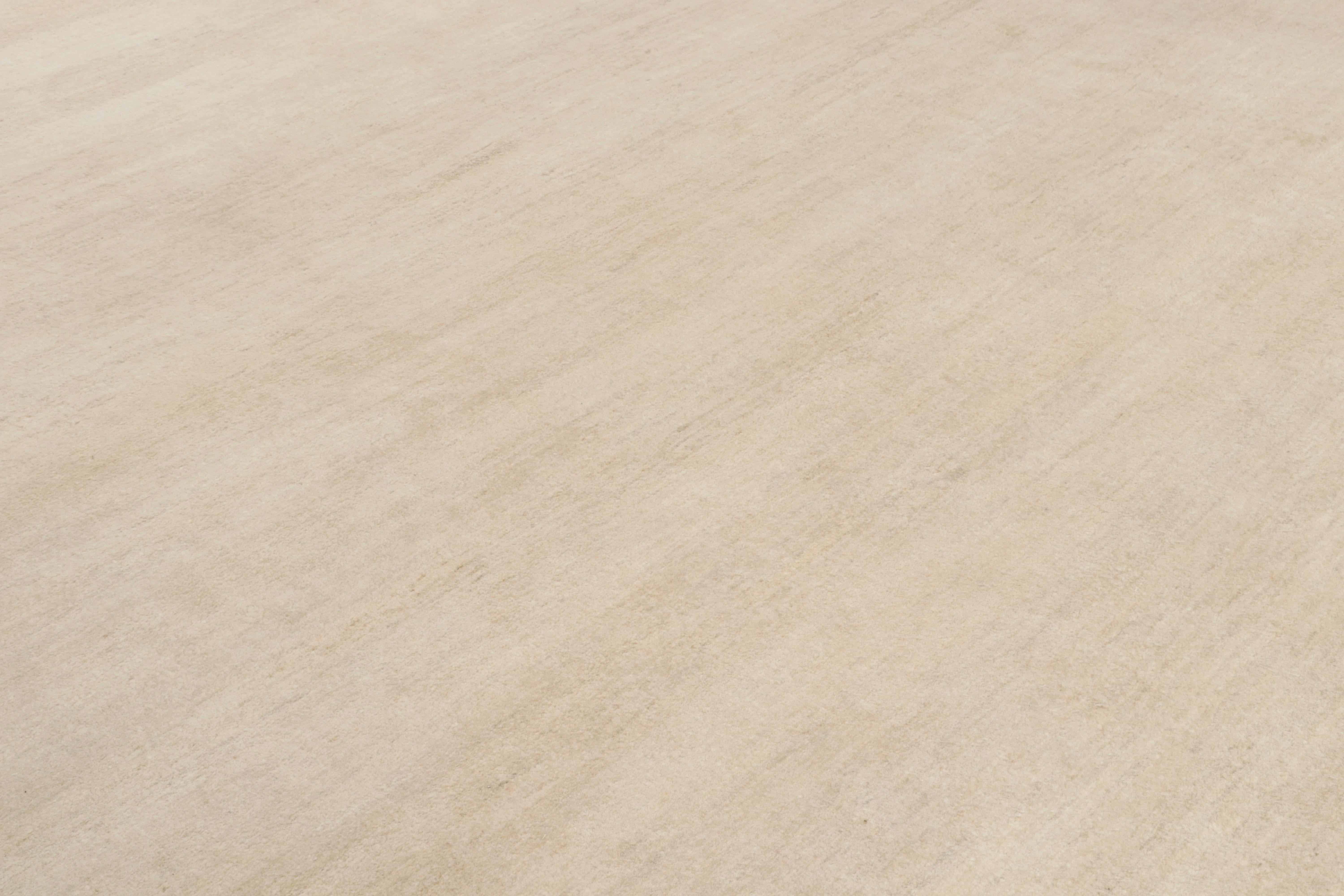 Indiano Rug & Kilim è un tappeto sovradimensionato dalla texture moderna con striature di colore beige. in vendita