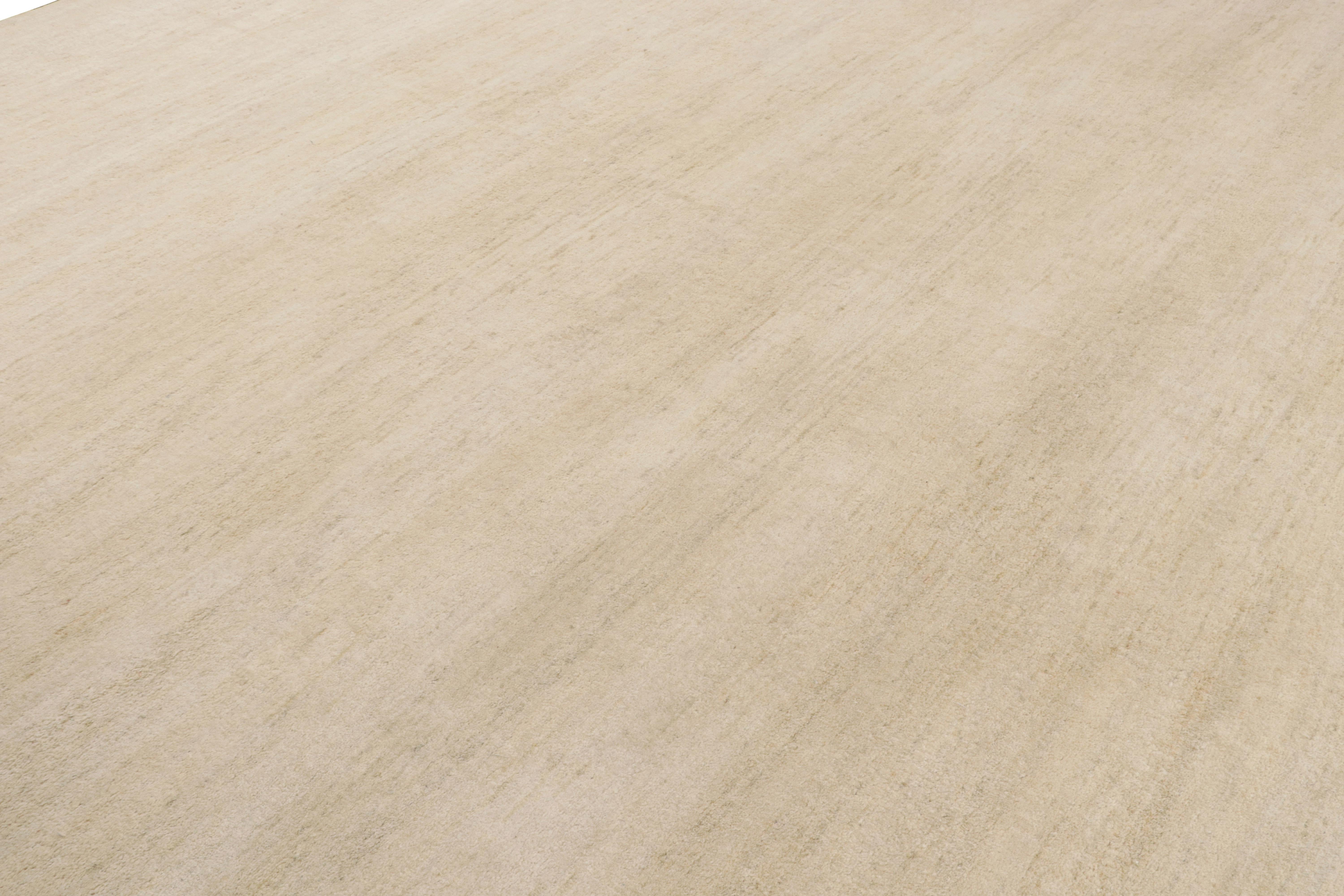 Rug & Kilim's Modern Textural Oversized Rug With Striae of Beige (Indisch) im Angebot