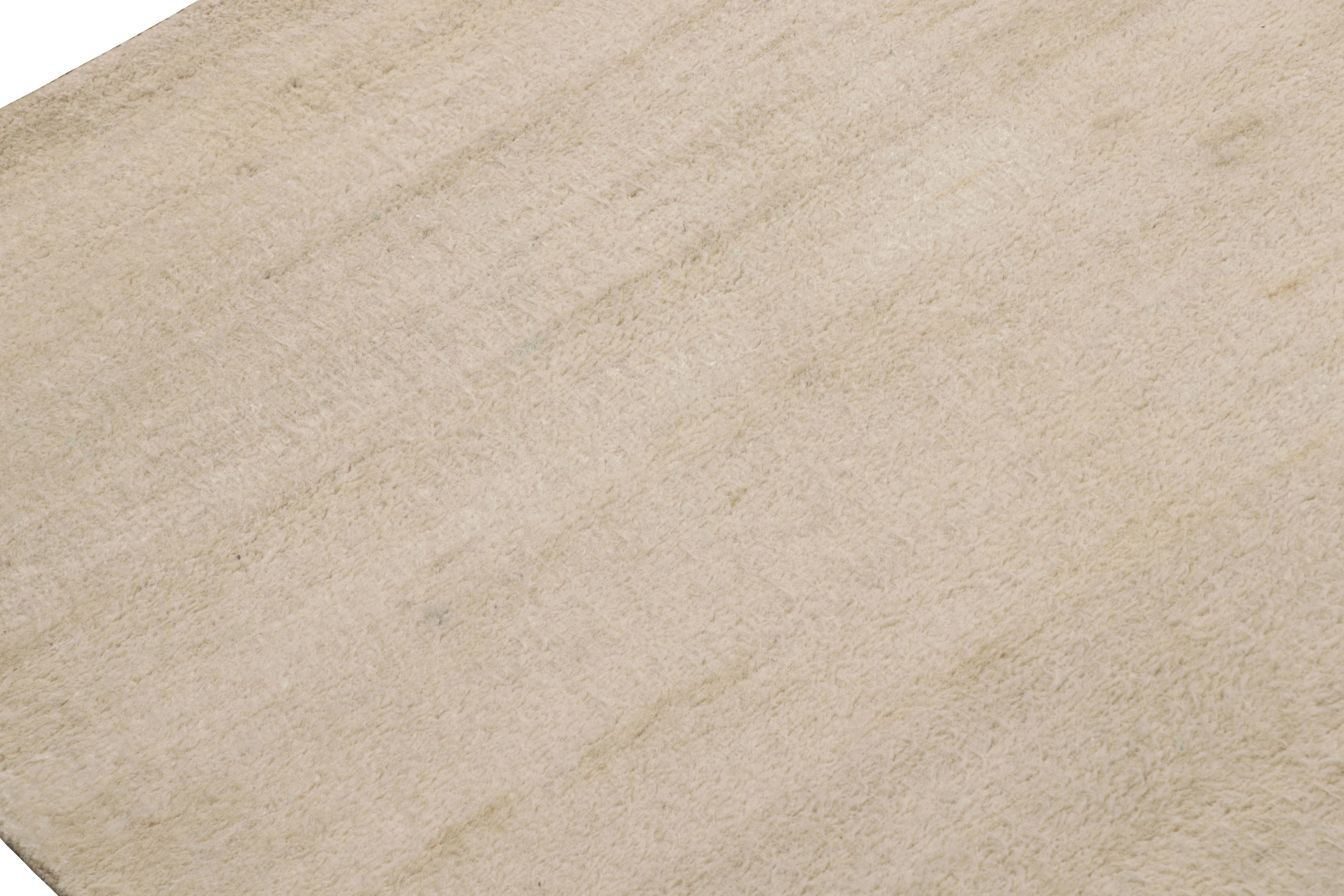 Annodato a mano Rug & Kilim è un tappeto sovradimensionato dalla texture moderna con striature di colore beige. in vendita