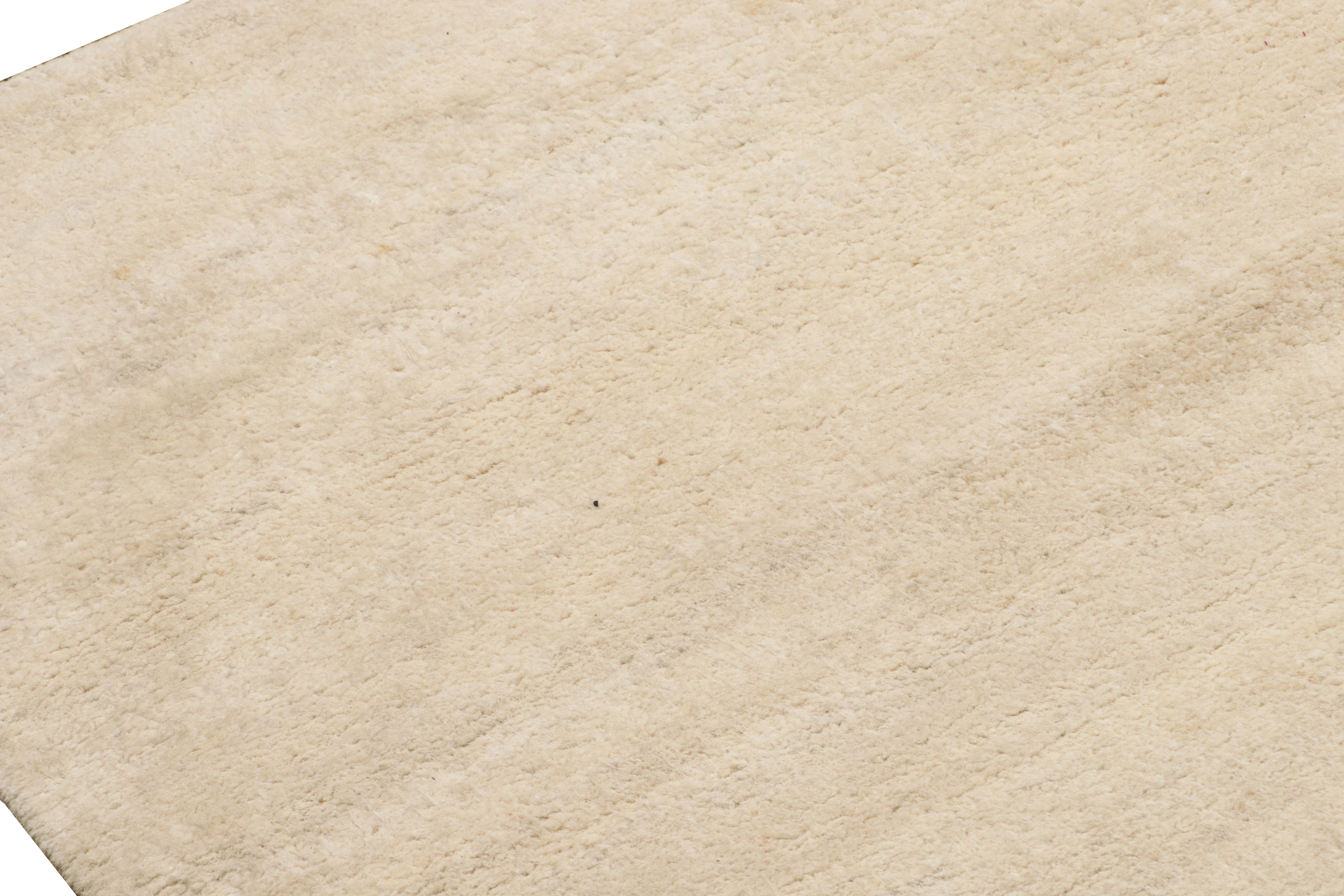 Rug & Kilim's Modern Textural Oversized Rug With Striae of Beige (Handgeknüpft) im Angebot