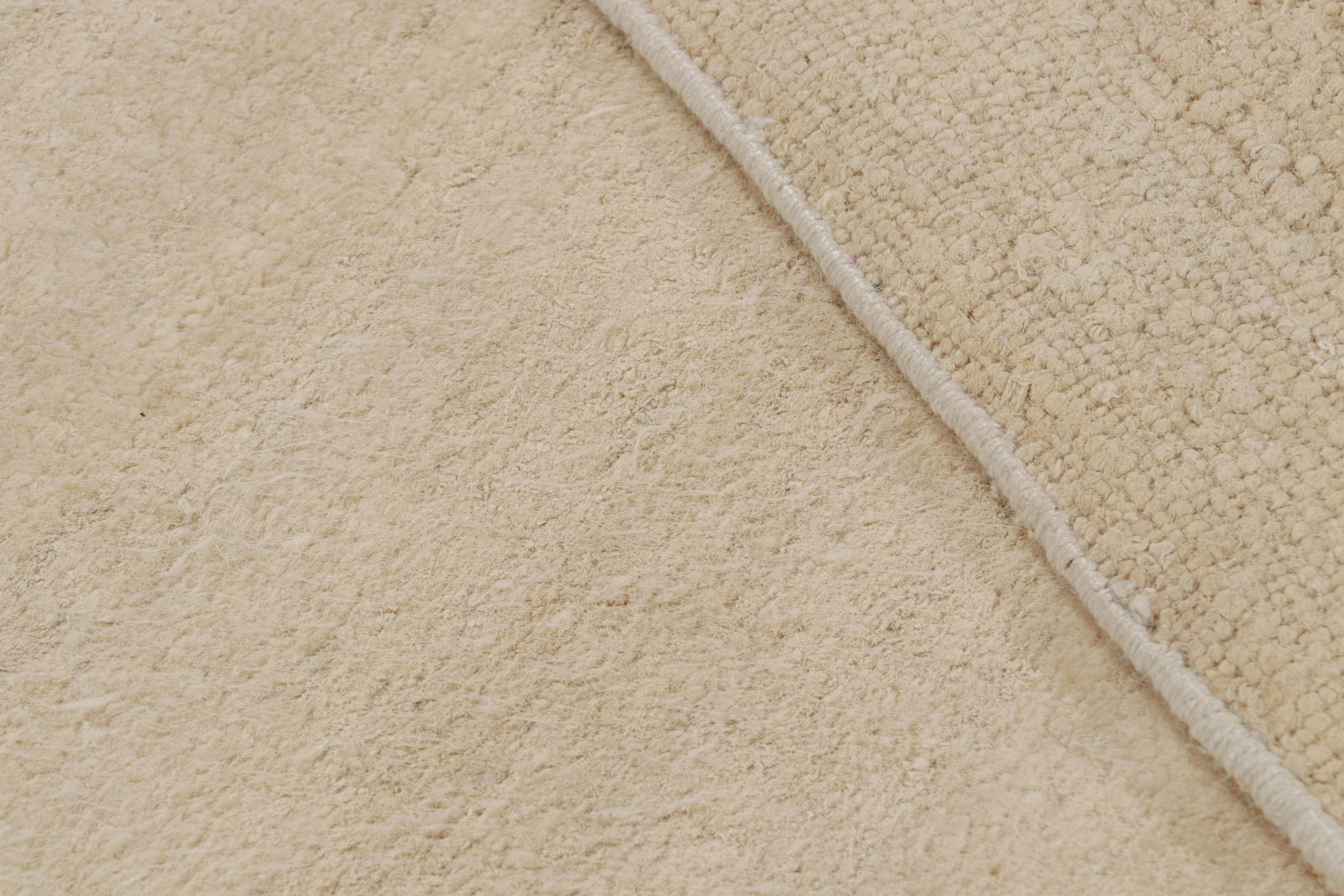Rug & Kilim è un tappeto sovradimensionato dalla texture moderna con striature di colore beige. In condizioni Nuovo in vendita a Long Island City, NY